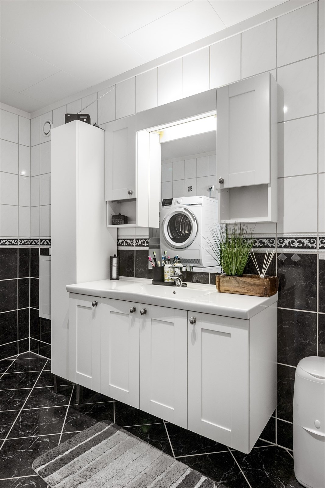 Stor servant med god plass til oppbevaring. Galleribilde