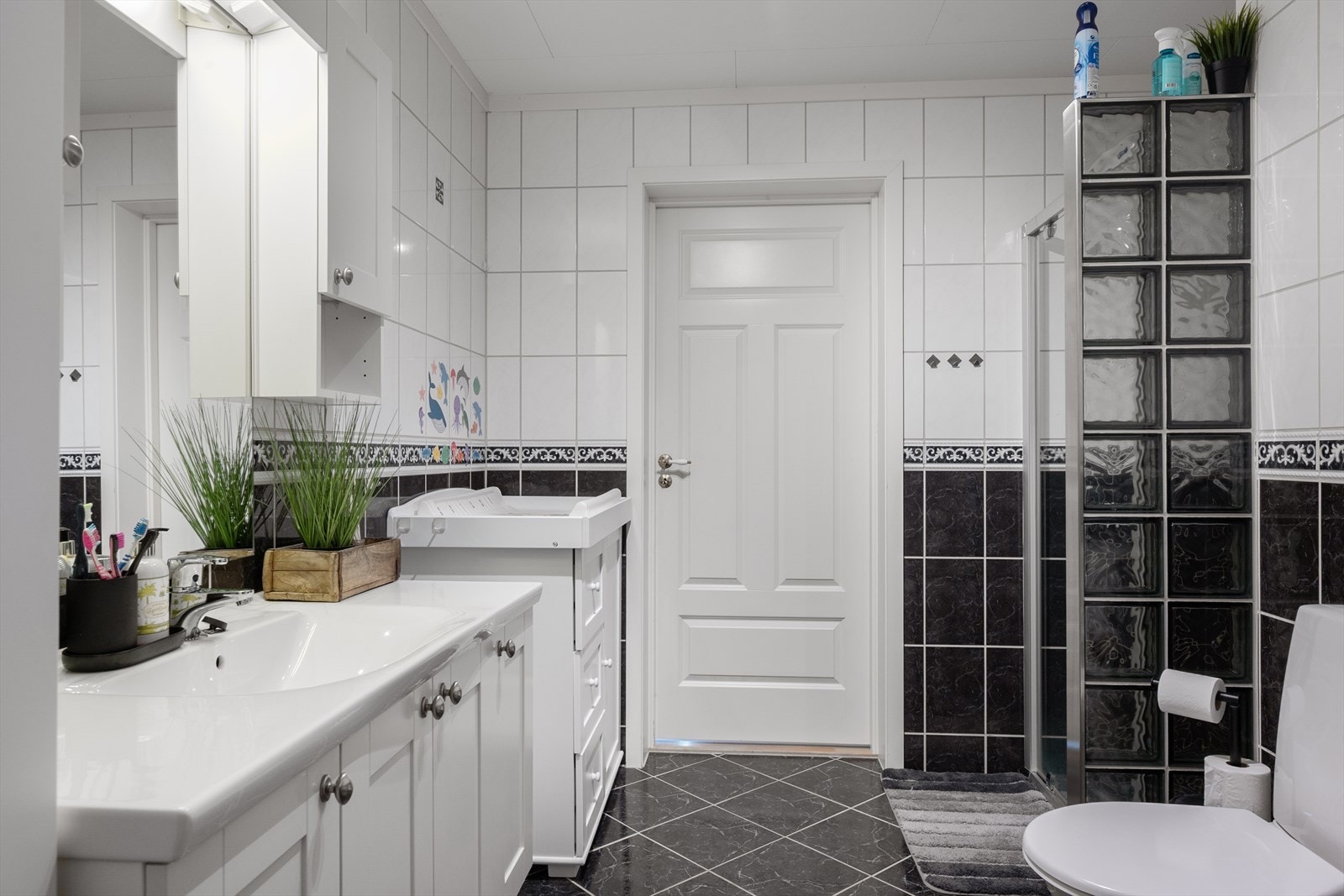 I leiligheten er det også et romslig bad. Galleribilde