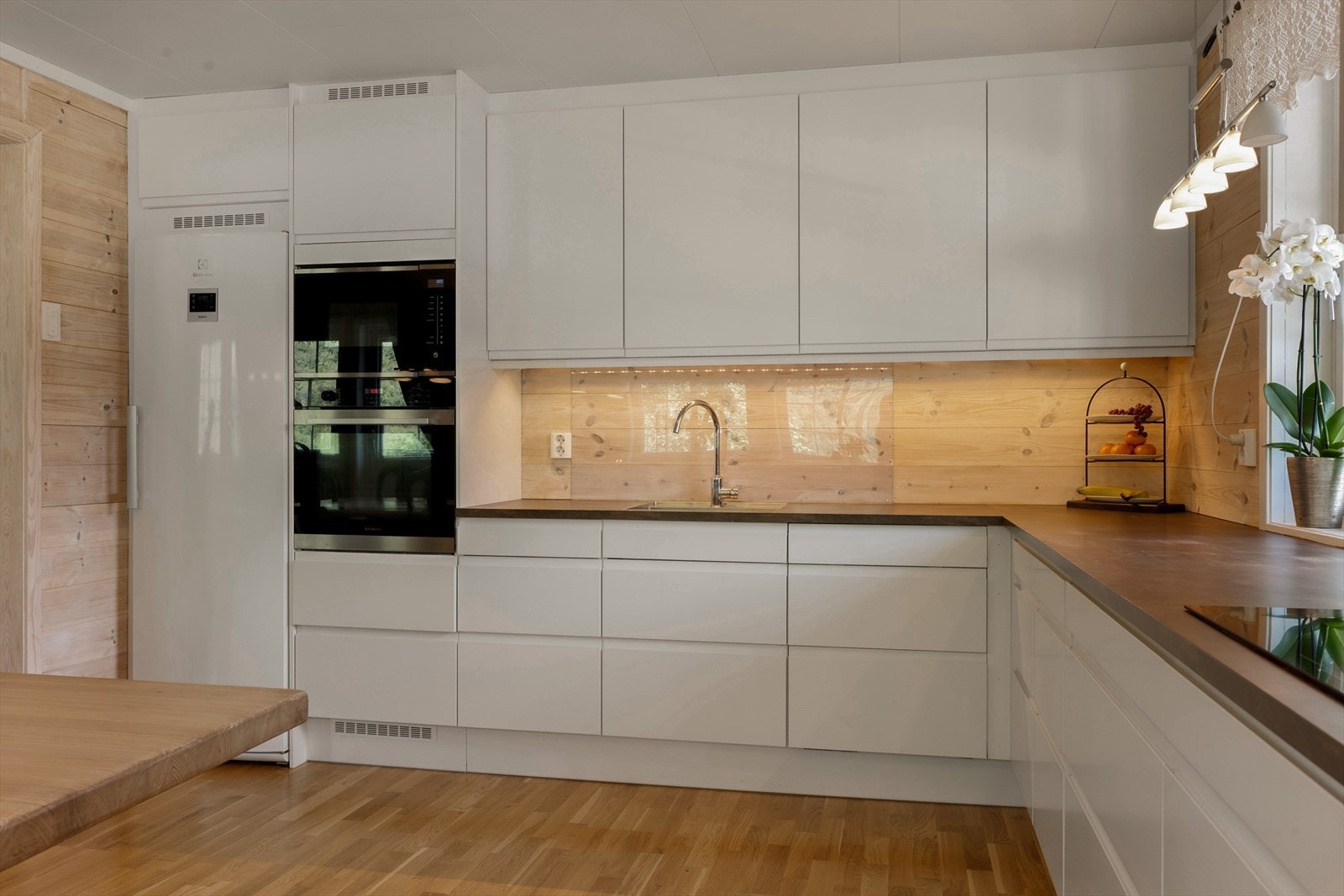 Innredningen fra 2022 har glatte fronter og benkeplate i laminat. Galleribilde