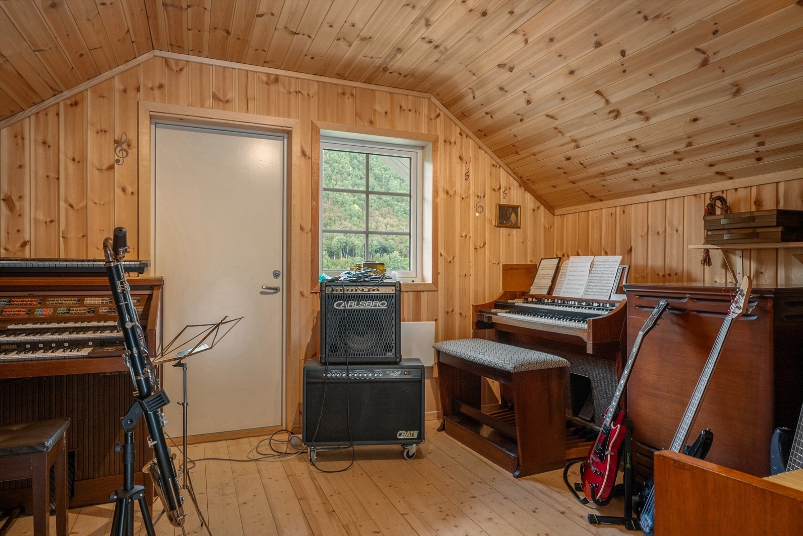 Fra musikkrommet er det dør til ut til balkong på ca 4 kvm. Galleribilde