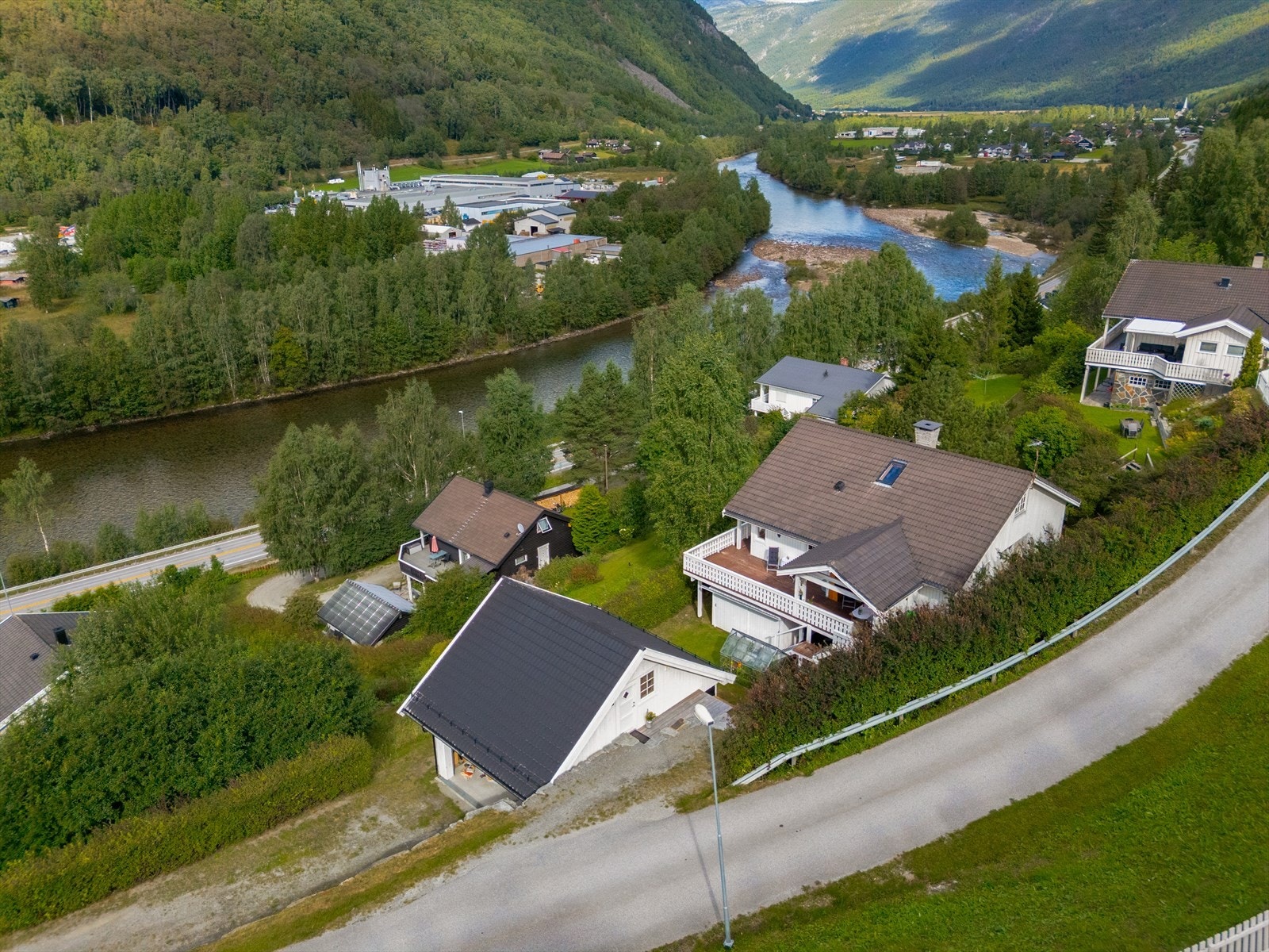 Svelstad 8 ligger fint til i et rolig, etablert boligområde ca 2.5 km nord for Otta sentrum. Galleribilde