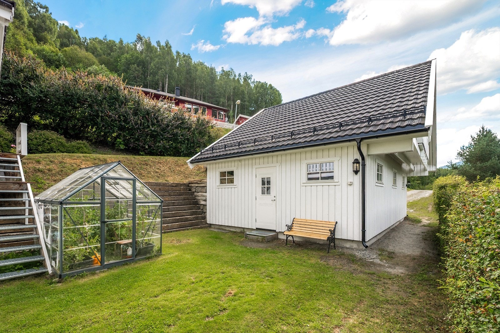 Garasjen er ca 75 kvm fordelt på to plan. Galleribilde