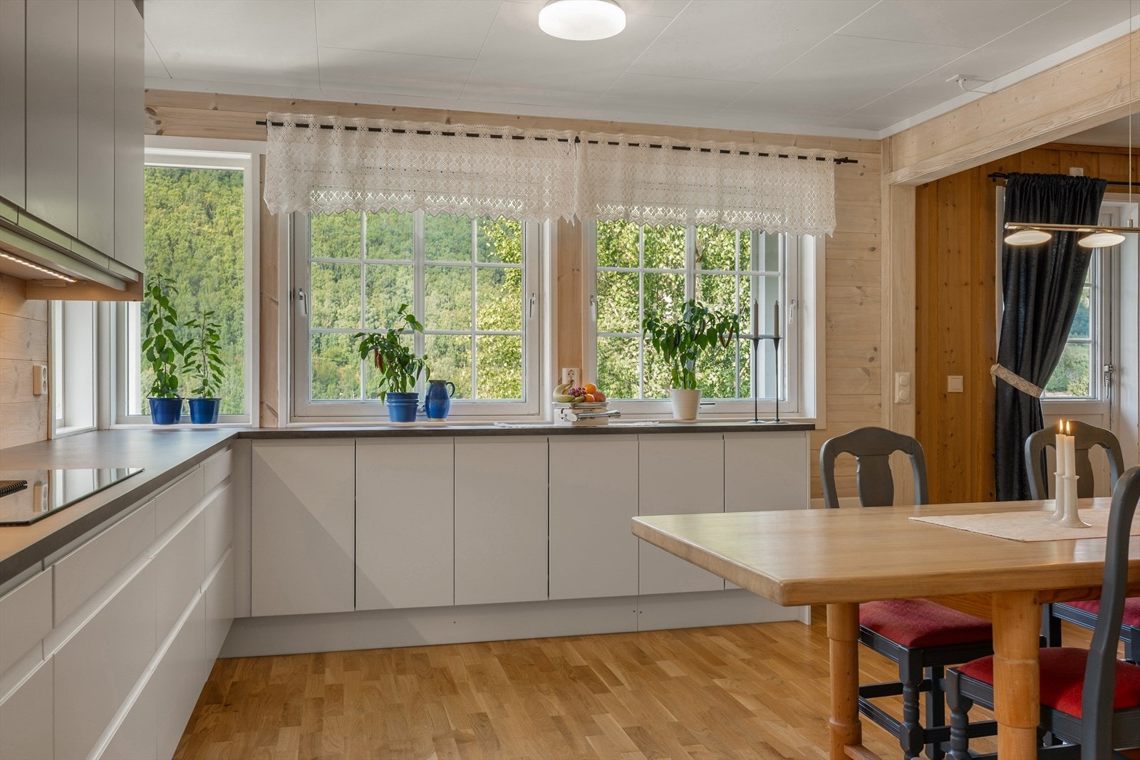 Det er god oppbevaringsplass og gode arbeidsflater, og integrerte hvitevarer. Galleribilde