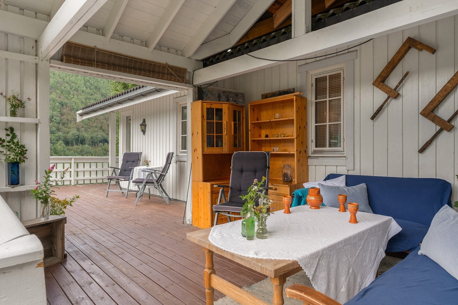 Her er det rikelig med plass til utemøbler - perfekt for både avslapning og sosiale sammenkomster. Galleribilde