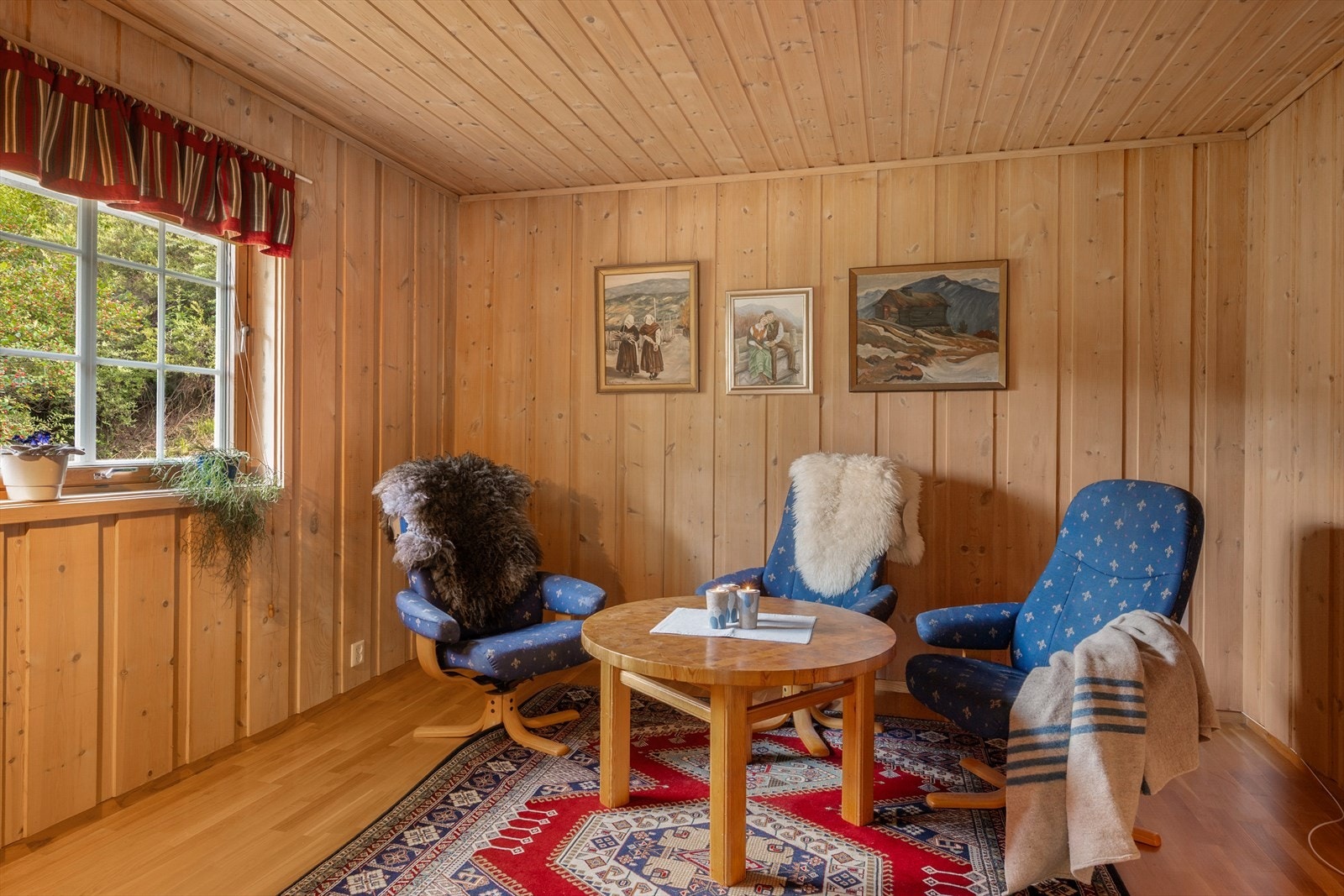 Rommet er fleksibelt og kan enkelt tilpasses ulike behov som TV-stue eller hjemmekontor. Galleribilde