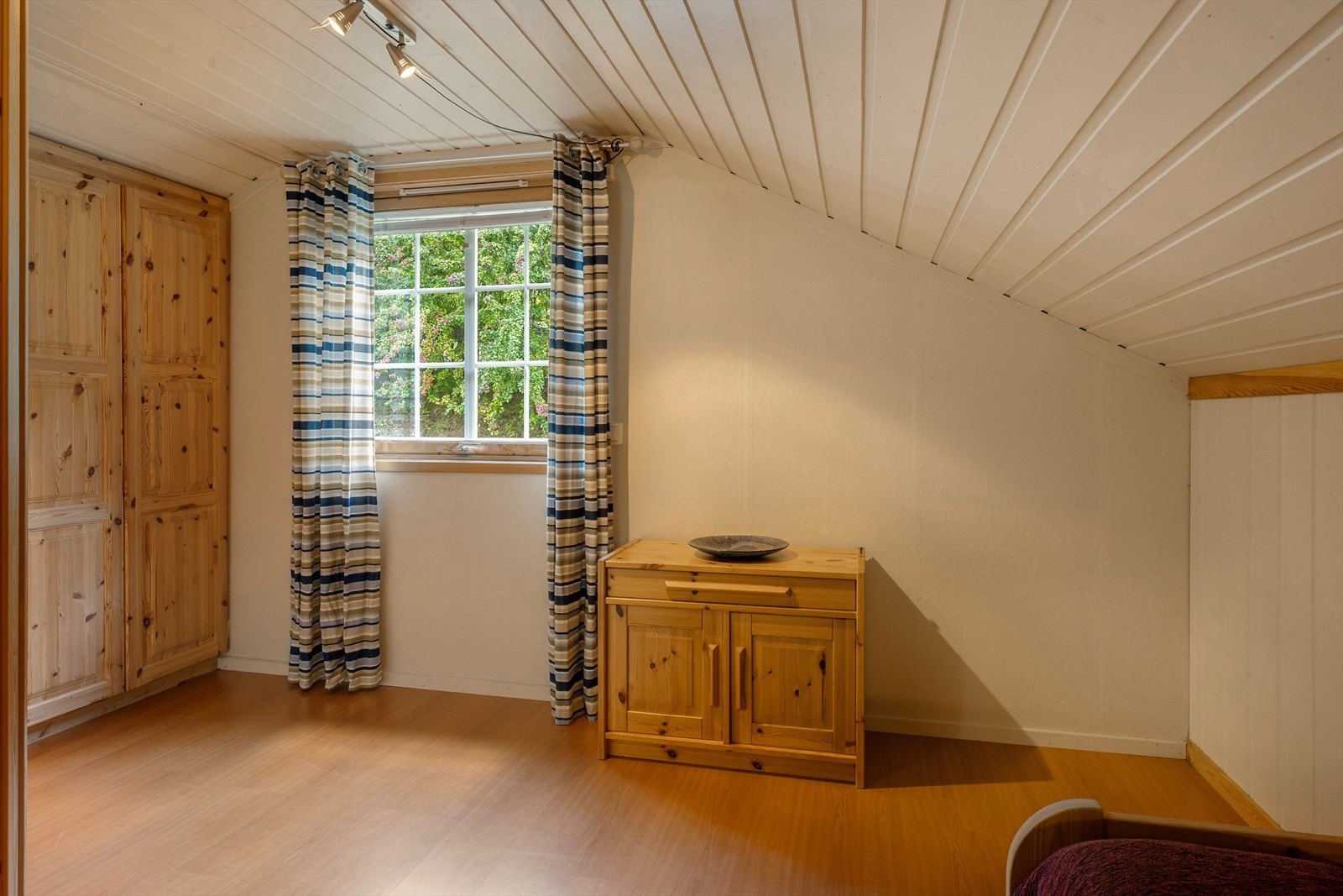 Rommet er lyst og trivelig. Oppbevaringsplass i garderobeskap. Galleribilde