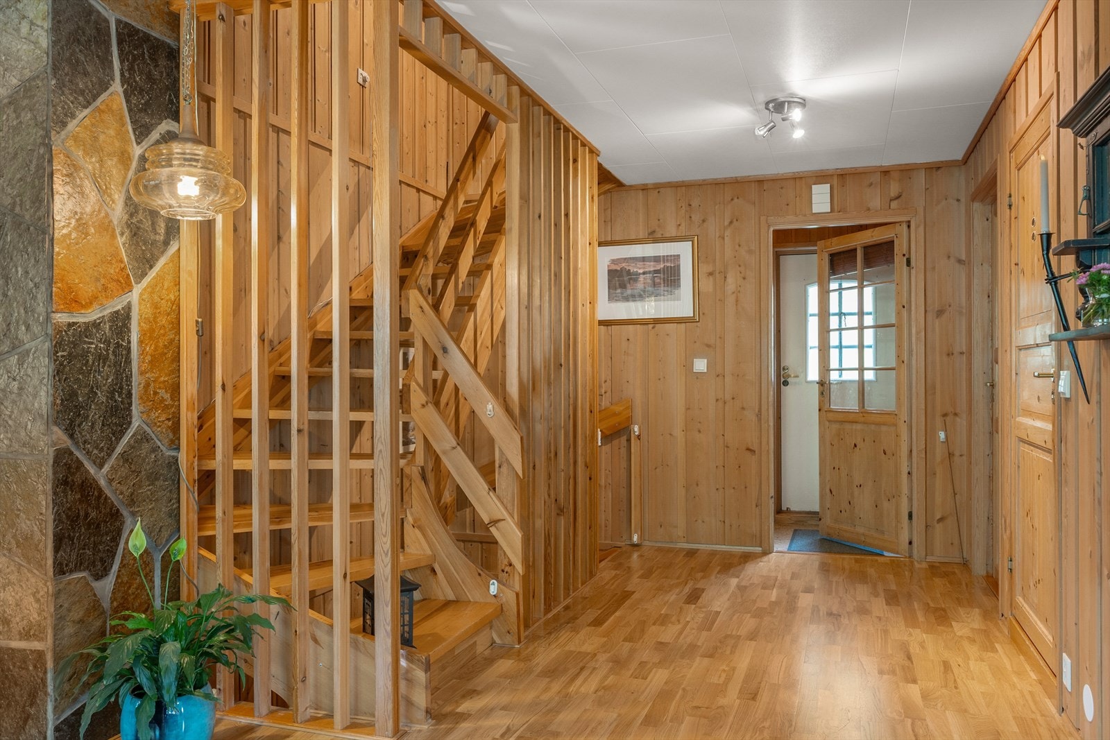 Trivelig entré med trapp mellom etasjene. Galleribilde