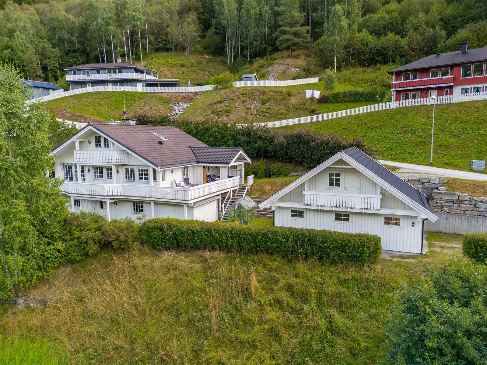 Området preges hovedsakelig av eneboliger. Fra eiendommen er det ca 200m til nærmeste busstopp. Galleribilde