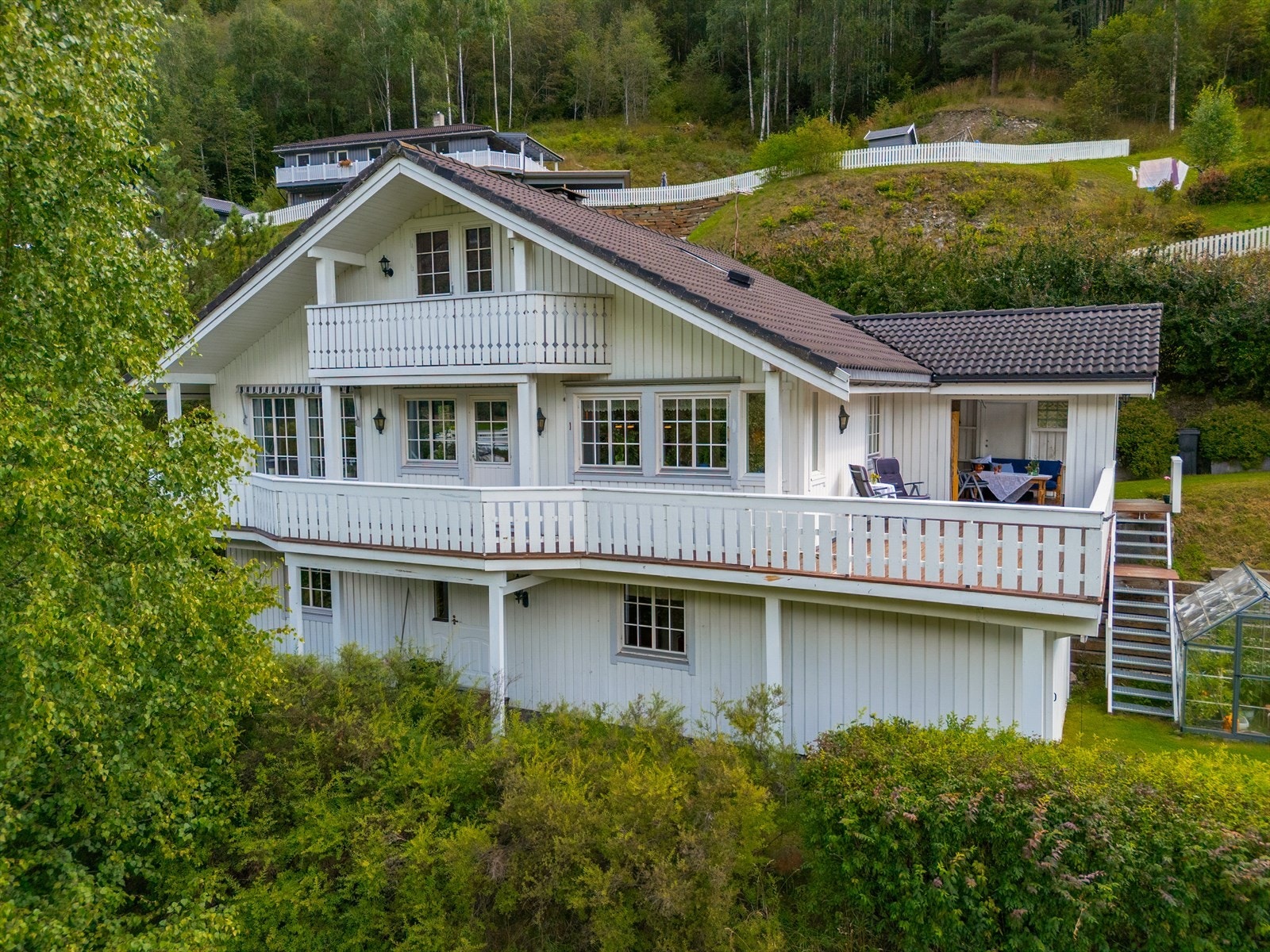 Boligen ble oppført i 1987 og går over tre plan. Galleribilde