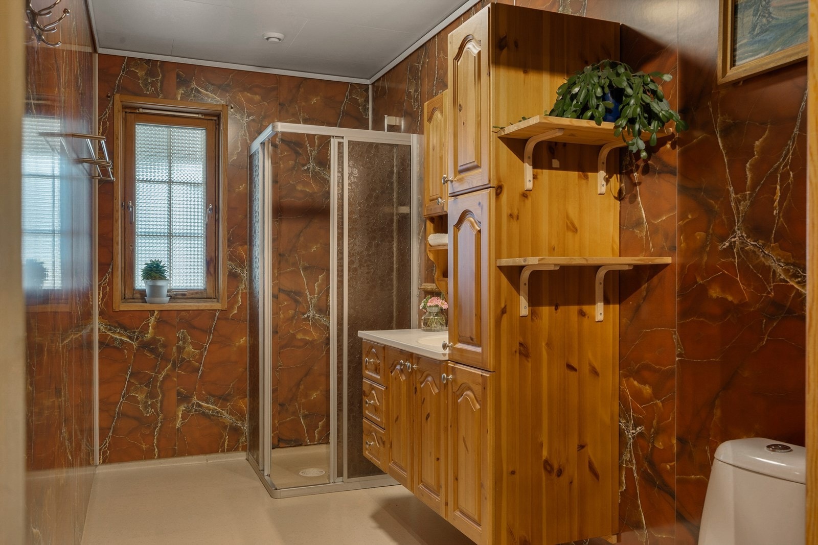 Boligen har to bad - badet i hovedetasjen har enkel standard. Kostnader til renovering må påregnes. Galleribilde