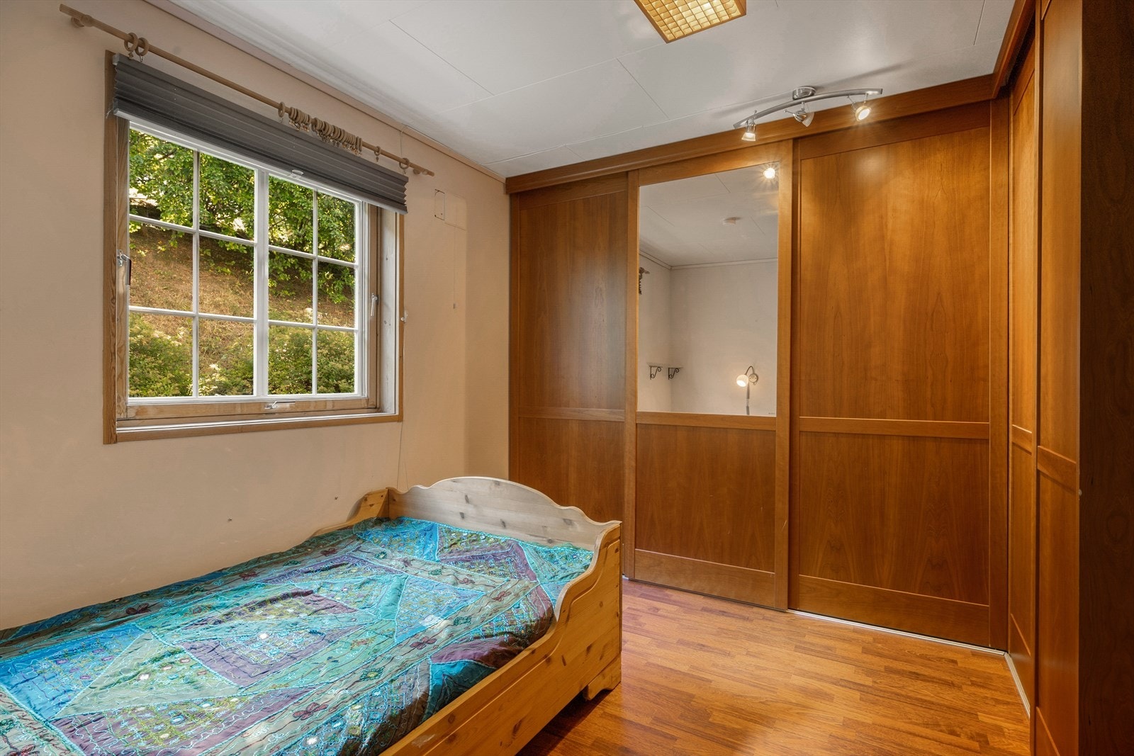 Hovedsoverom - Det er totalt 4 soverom i boligen. De tre øvrige soverommene ligger i underetasjen. Galleribilde