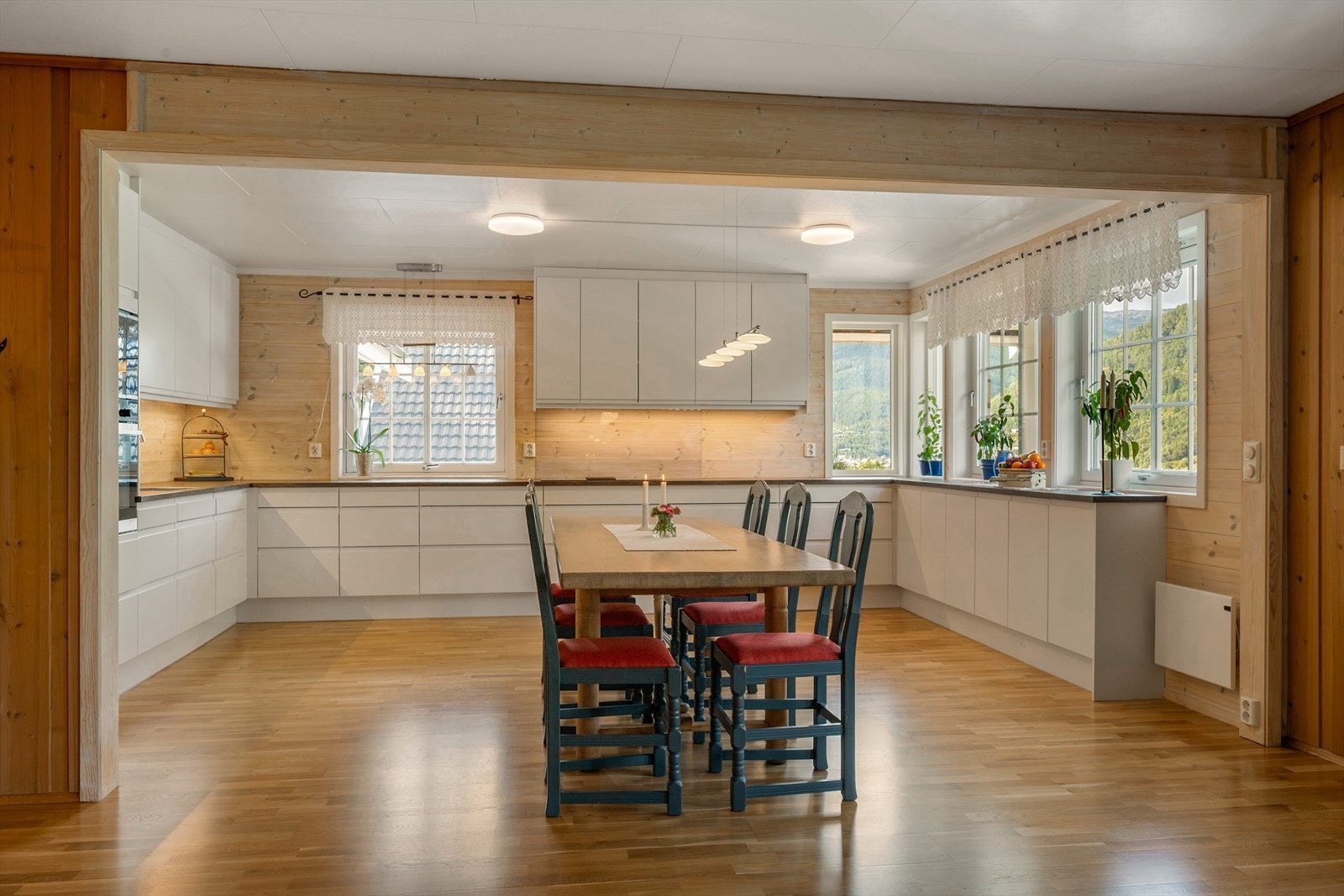 Kjøkkenet fremstår åpent og luftig med god plass til spisebord. Galleribilde