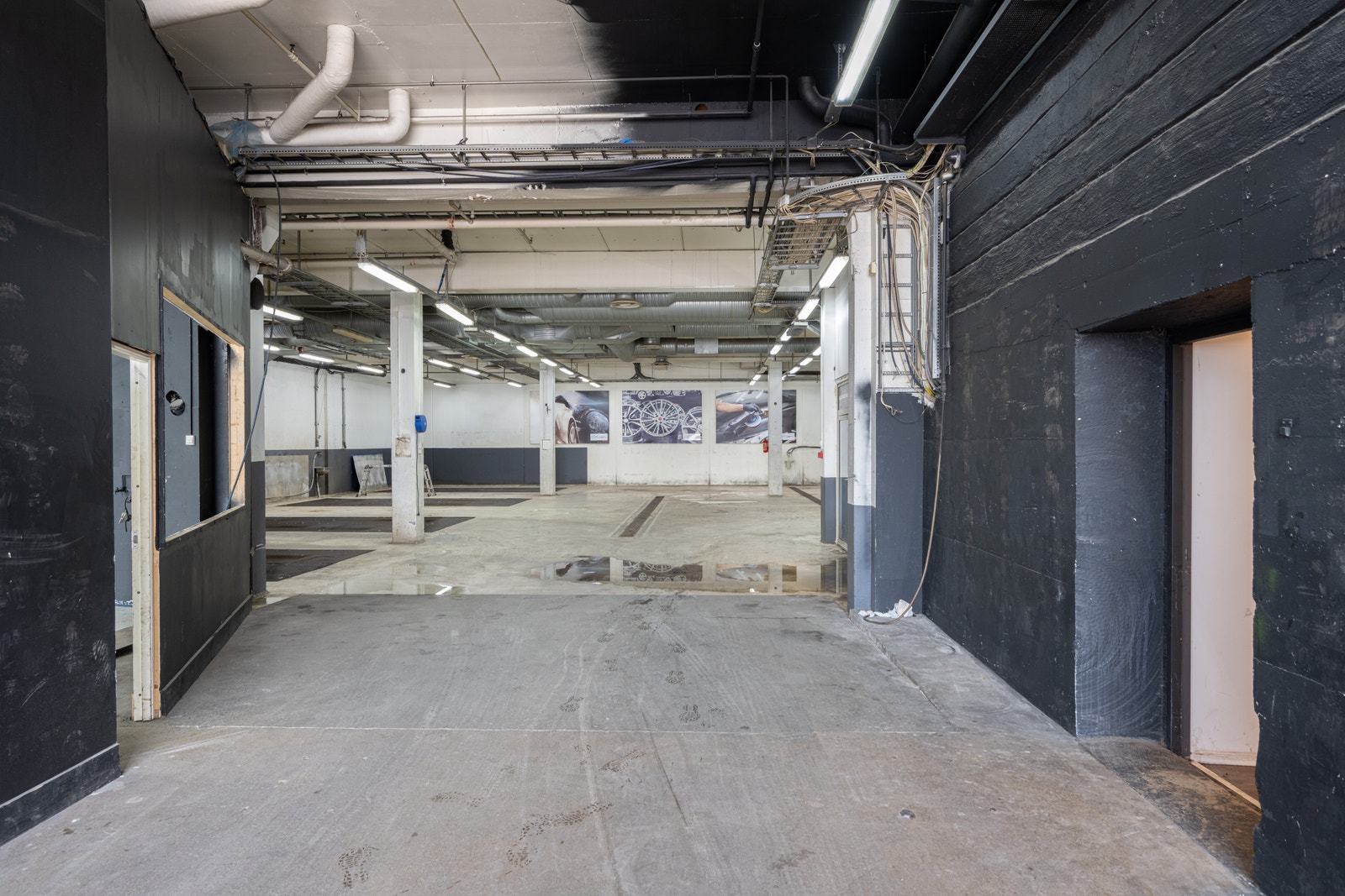 Innkjøring til verksted via kjøreport. Galleribilde