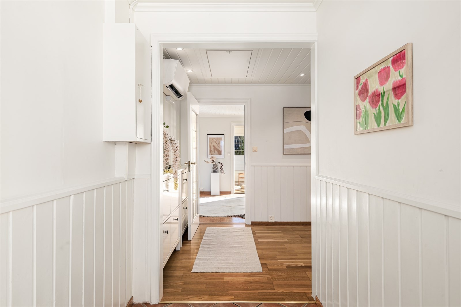 En av boligens to varmepumper sørger for behagelig inneklima og energieffektiv oppvarming - en smart løsning som kombinerer komfort med økonomisk drift. Galleribilde