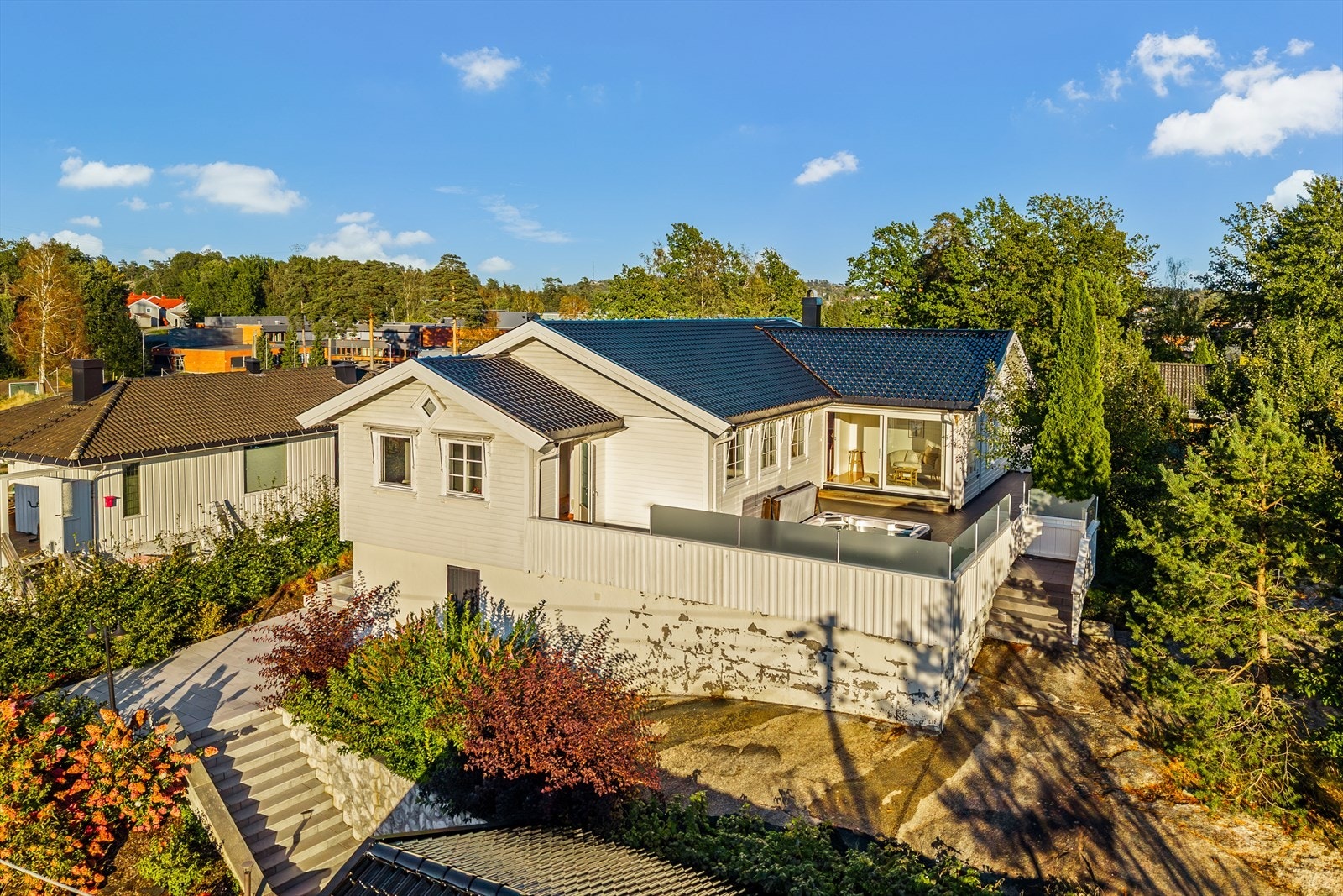 Svært ettertraktet beliggenhet på et lite høydedrag - solrikt, luftig og med en følelse av en privat oase. Galleribilde