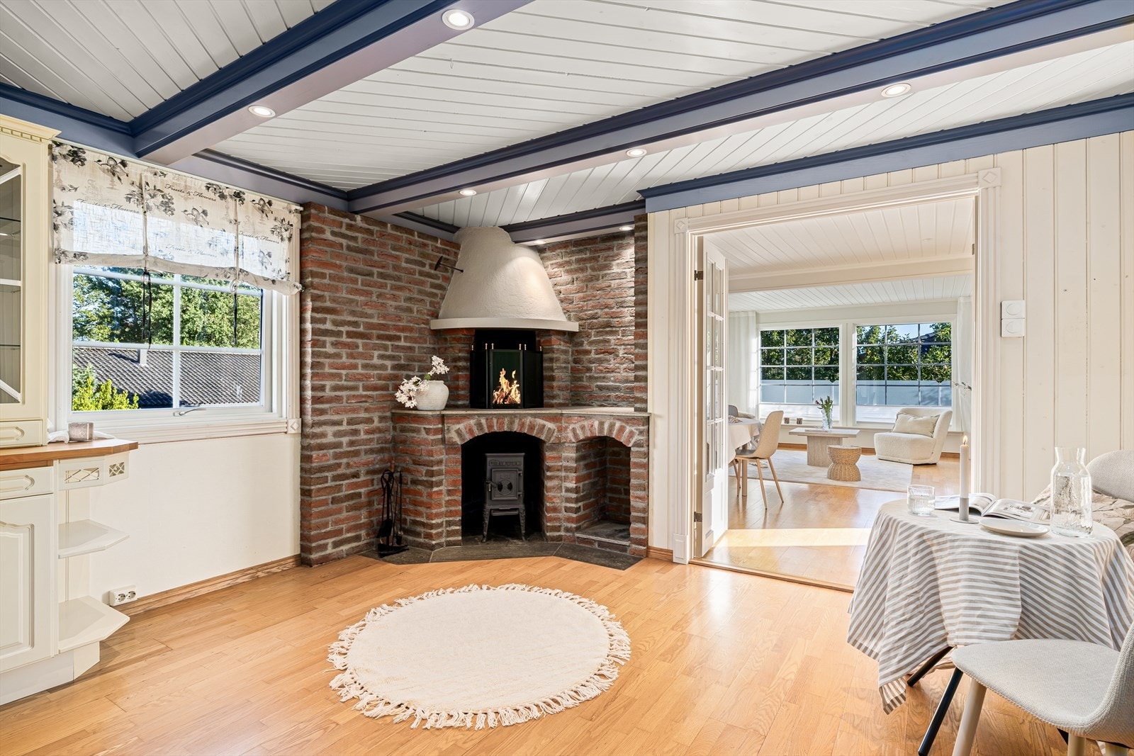 Åpen grue og vedovn gir både karakter og komfort - en praktisk løsning som skaper varme og hygge, og blir et naturlig samlingspunkt i hjemmet. Galleribilde