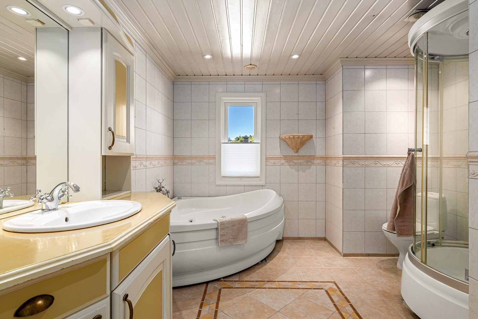 Bad nr. 2 har et eldre uttrykk i rustikk, romersk stil, men fremstår som funksjonelt og velholdt. Her får du en karakteristisk atmosfære med solide materialvalg og praktiske løsninger - et rom med sjel og potensial. Galleribilde