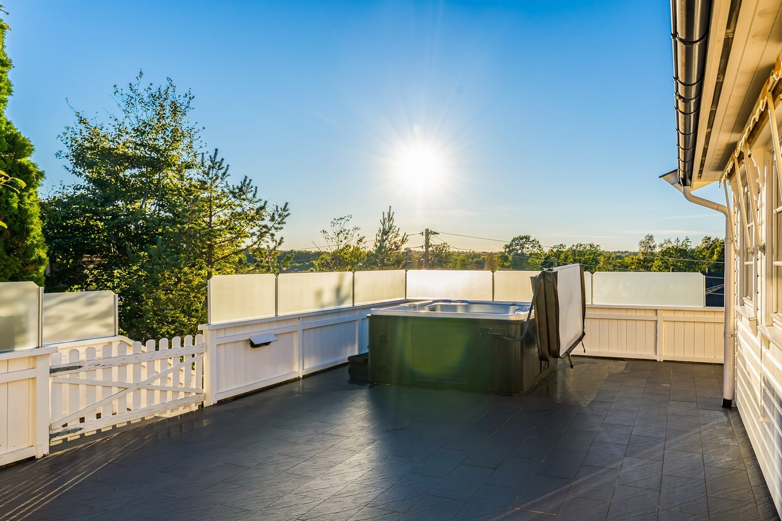 Boligen nyter en særdeles solrik beliggenhet med minimal innsyn - her får du privatliv, ro og optimale solforhold gjennom hele dagen. Galleribilde