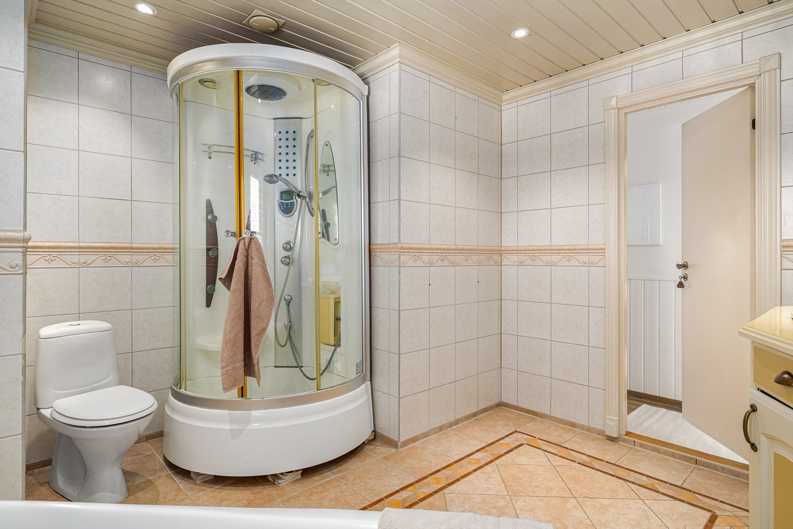 Steamdusjen tilfører hverdagen et snev av luksus - her kan du nyte avslappende øyeblikk med varme dampbad som gir både velvære og spa-følelse i eget hjem. Galleribilde