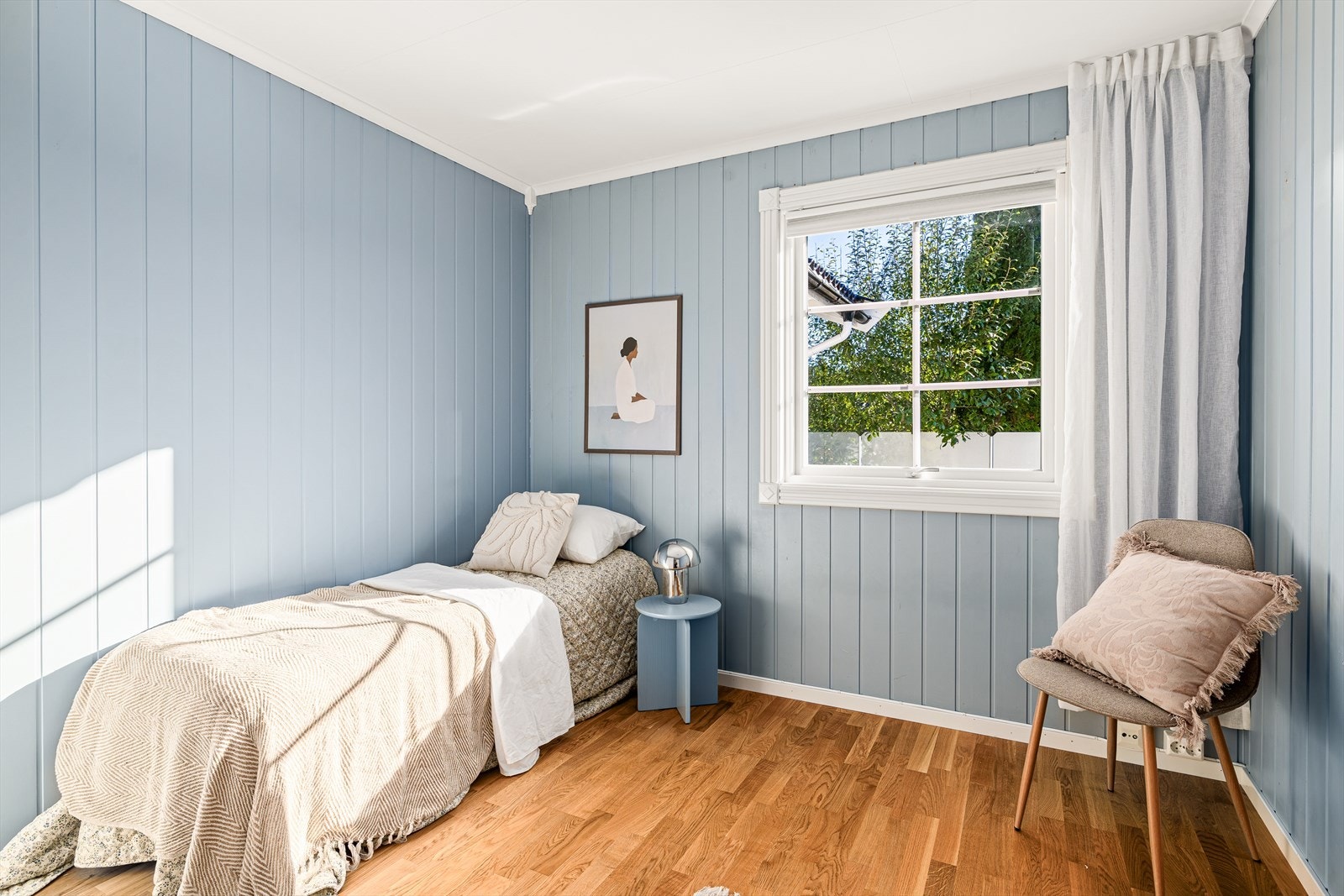 Soverom nr. 3 er malt i lekre, moderne fargetoner som skaper en varm og innbydende stemning - perfekt som barnerom, gjesterom eller hjemmekontor. Galleribilde