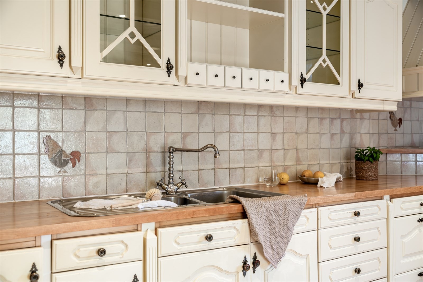 Kjøkkenet er innredet med klassisk Sigdal-kvalitet fra 2007, og selv om rommet har behov for oppgradering, byr det på solide løsninger. Den nye oppvaskmaskinen gir moderne komfort, mens både ovn og ventilator fungerer godt. Galleribilde