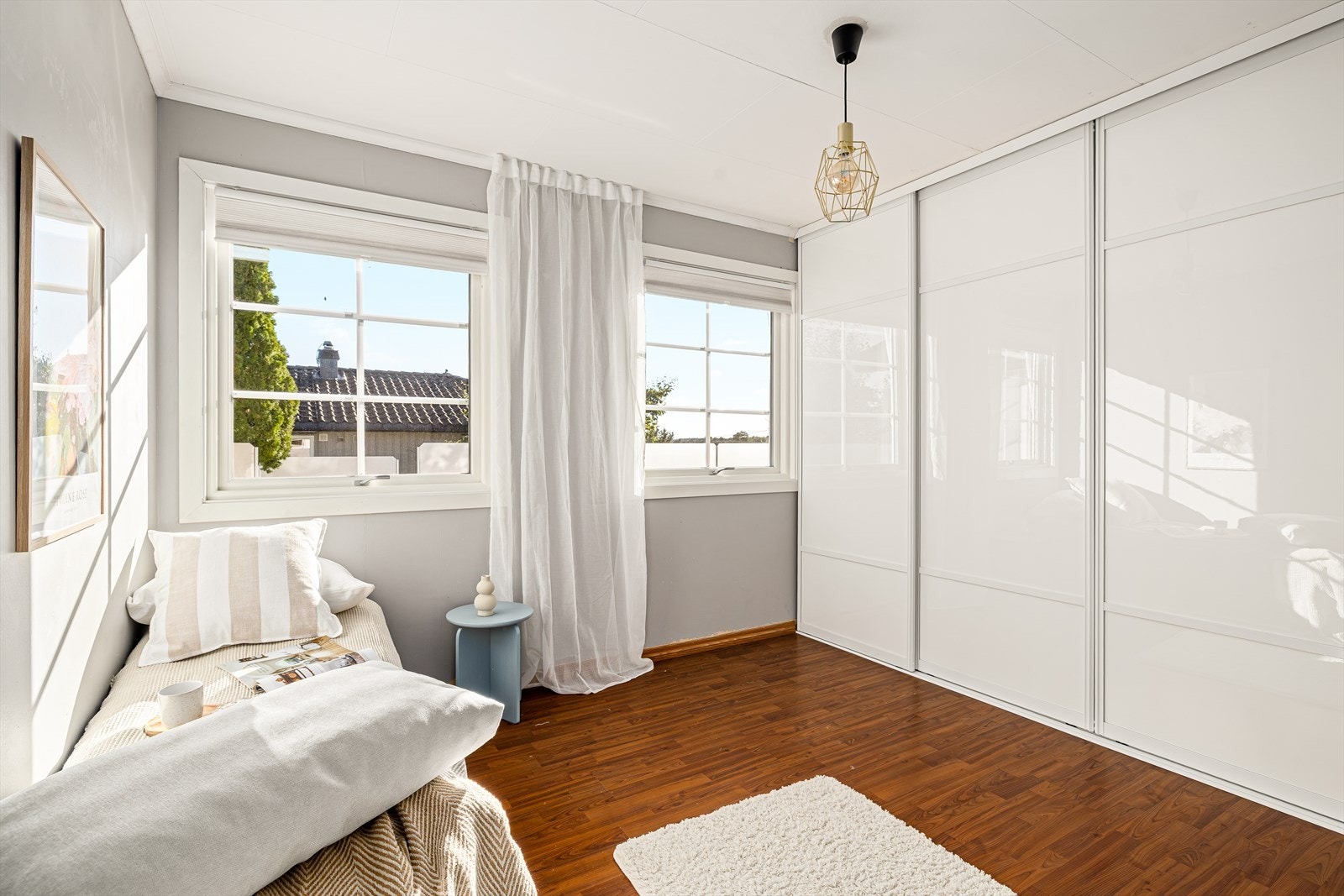 Soverom nr. 2. Lyst og trivelig soverom med plassbesparende skyvedørsgarderobe fra Elfa/IKEA - en stilren og funksjonell løsning som gir god oppbevaring. Galleribilde