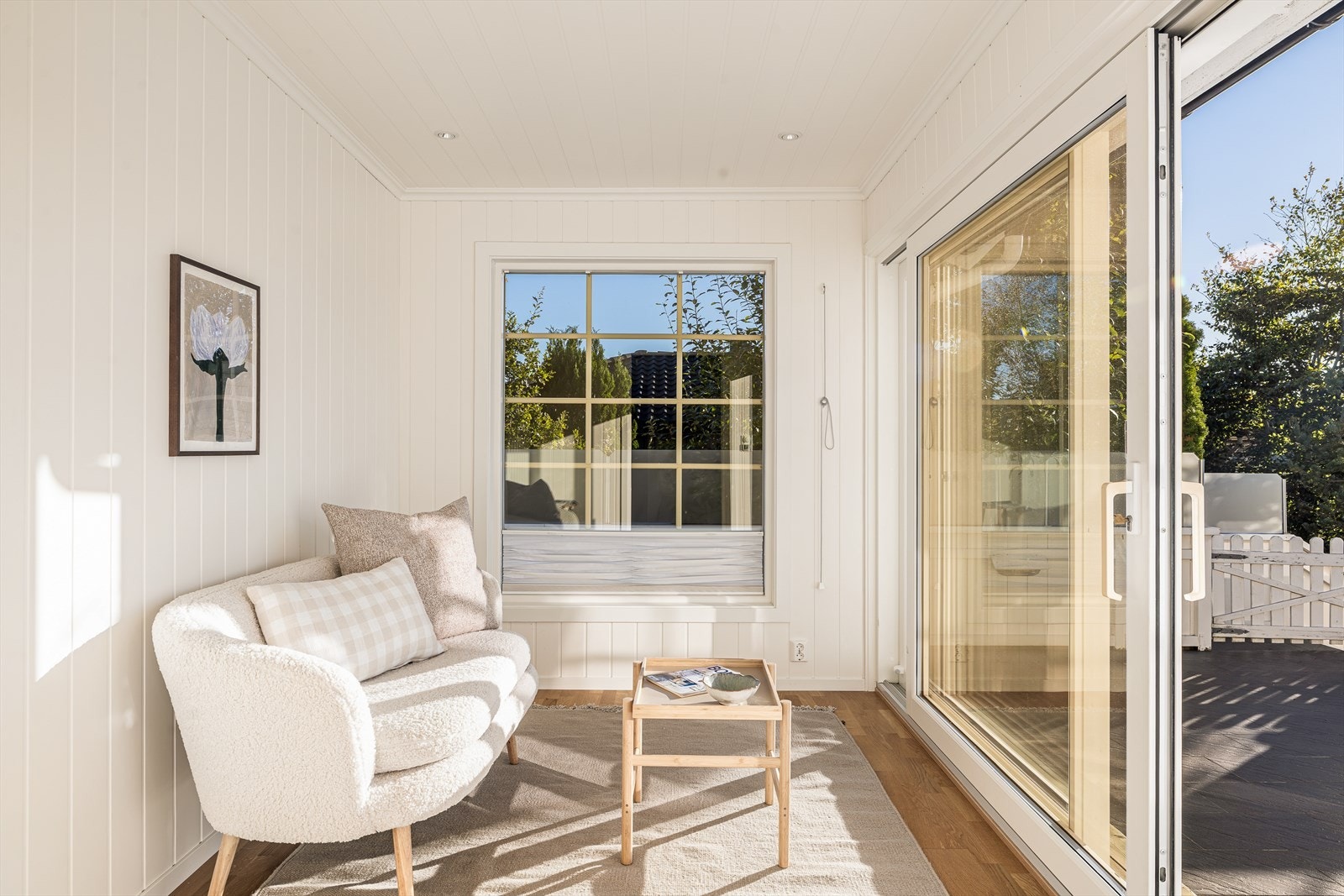 Det nyere rommet byr på varme i gulvet og en lun atmosfære - perfekt som lesekrok, bibliotek eller et personlig fristed. Med direkte utgang til den store terrassen får du en naturlig overgang mellom inne og ute. Galleribilde