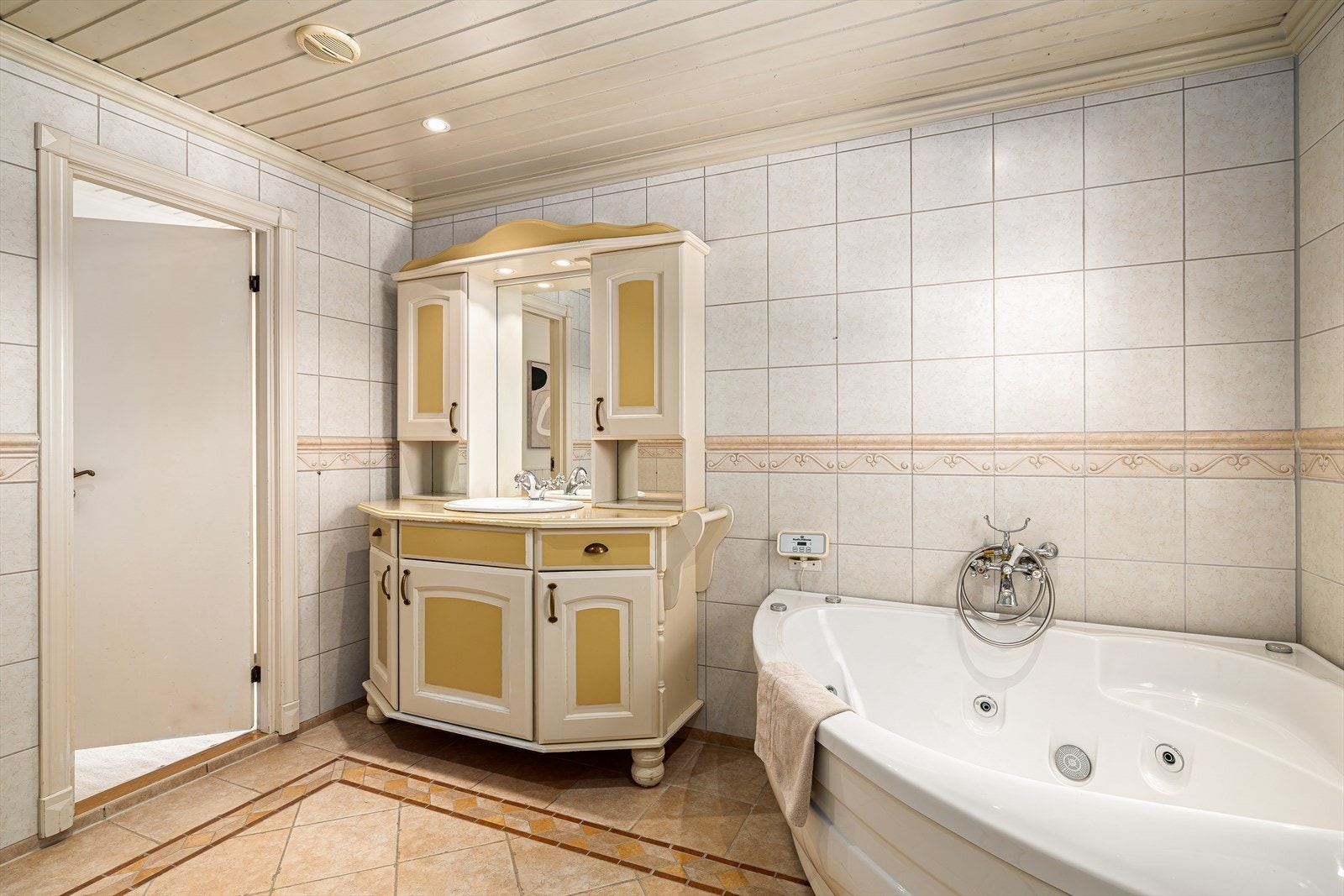 Jacuzzien er et perfekt samlingspunkt for både barn og voksne - her kan man nyte avslappende stunder med varme bobler og velvære, enten det er lek og moro eller ro og restitusjon som står på agendaen. Galleribilde