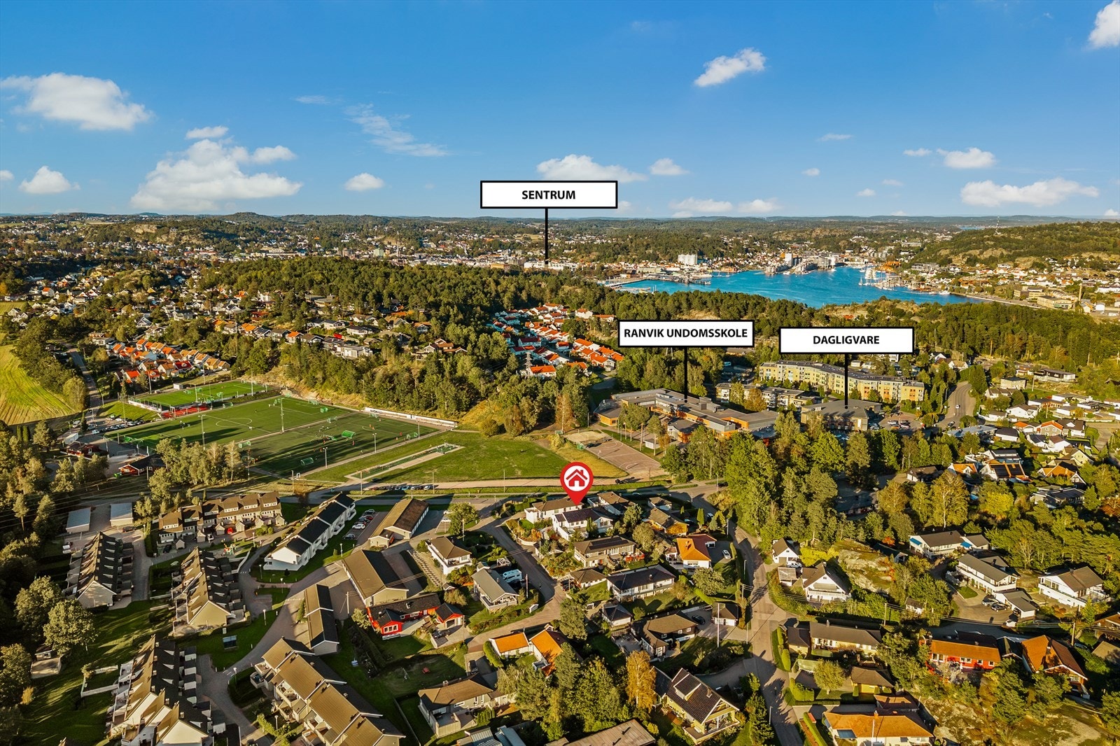 Praktisk beliggenhet med ungdomsskole og dagligvarehandel rett over veien - samtidig som sentrum nås enkelt til fots via en behagelig spasertur. Galleribilde