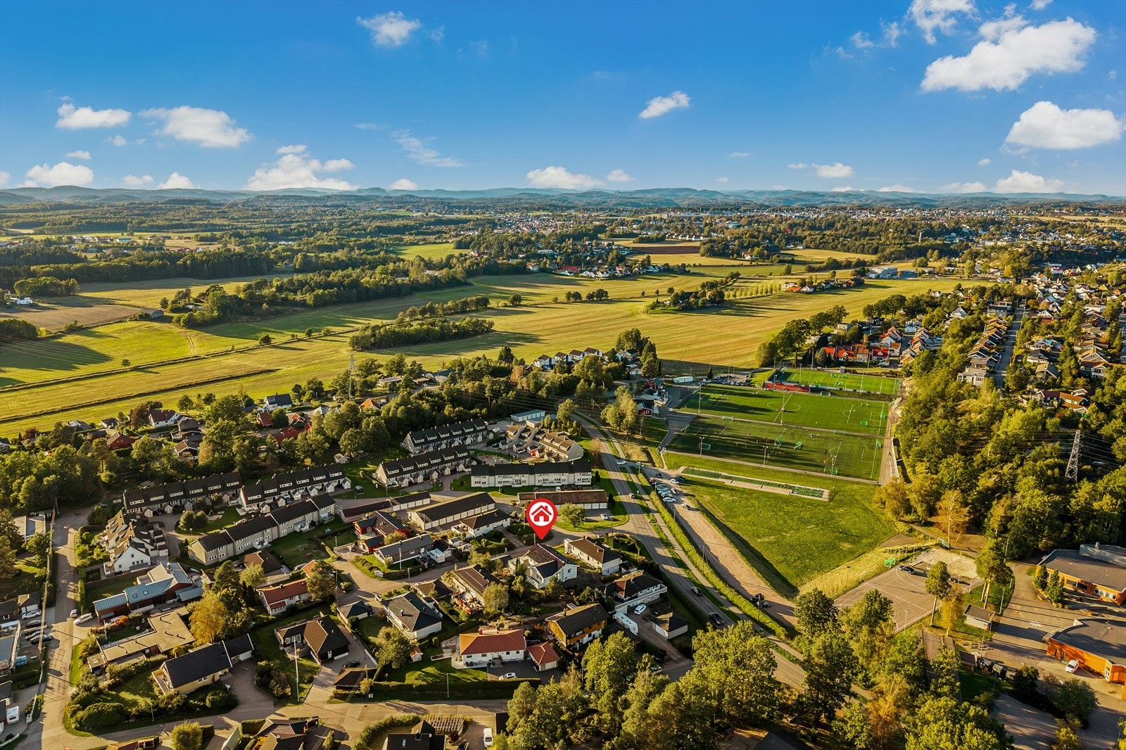 Alt du trenger i hverdagen - gangavstand til både Virik skole, Ranvik ungdomsskole, nærbutikk, idrettsplass og flotte turområder. Her bor du sentralt, men likevel med naturen tett på. Galleribilde