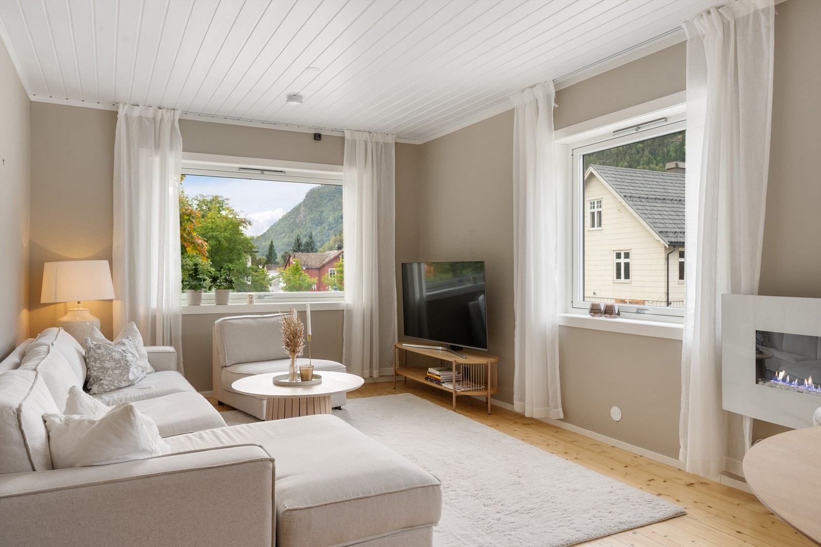 Her er det møblert med sofagruppe, TV-møbler og spisebord. Disse medfølger ikke salget. Galleribilde