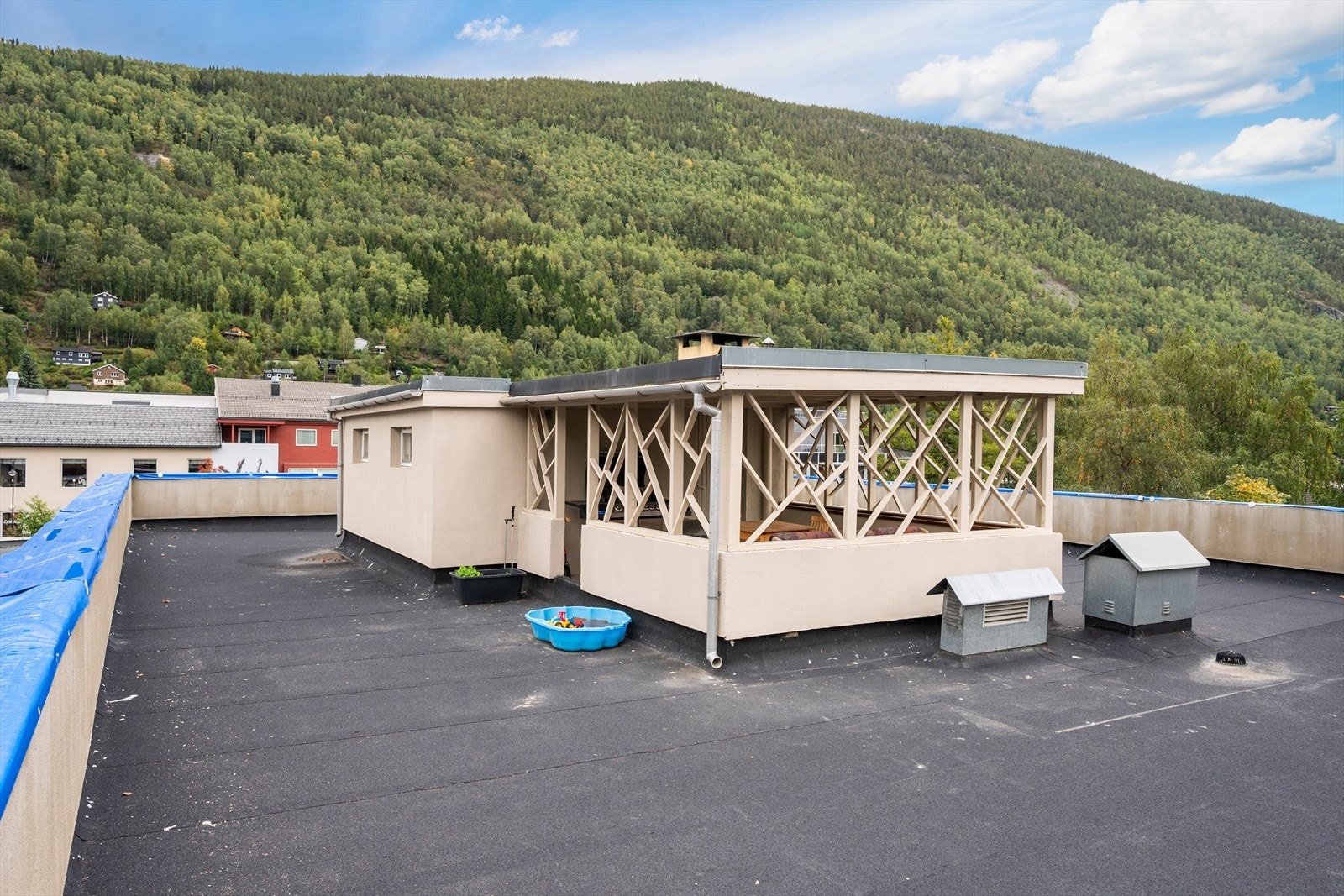 Det er tilgang til takterrasse og overbygd utestue. Galleribilde