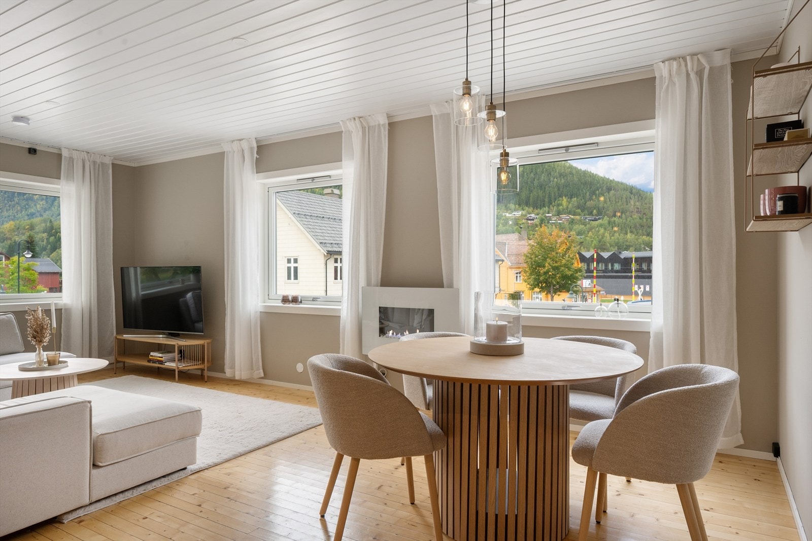 Stua er lys og trivelig, og tregulv gir rommet et lunt uttrykk. Galleribilde