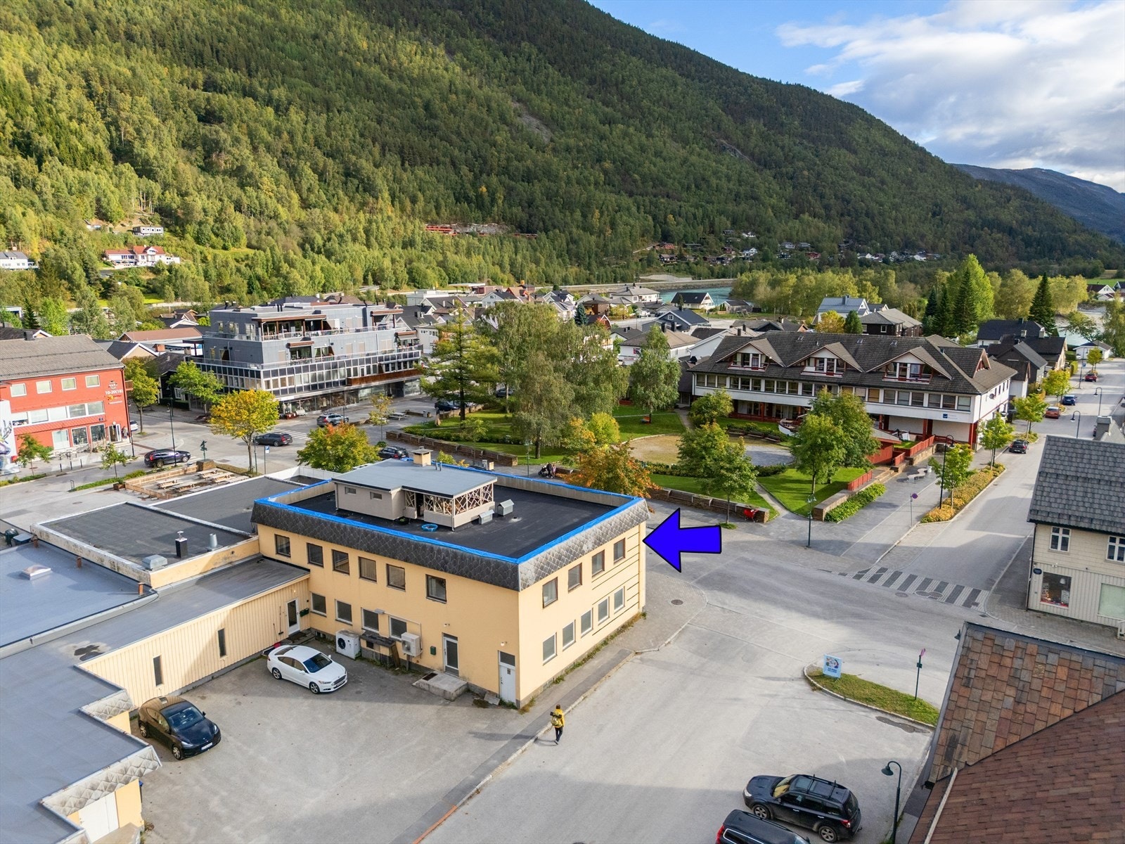 Bygget er planlagt seksjonert med to boligseksjoner og én næringsseksjon. Galleribilde