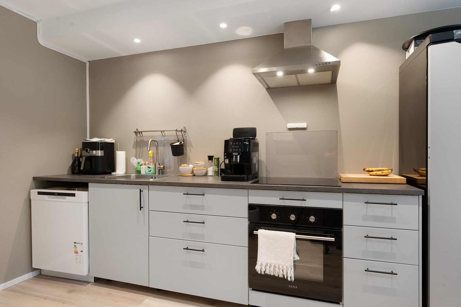 Innredningen har slette fronter og benkeplate i laminat. Galleribilde