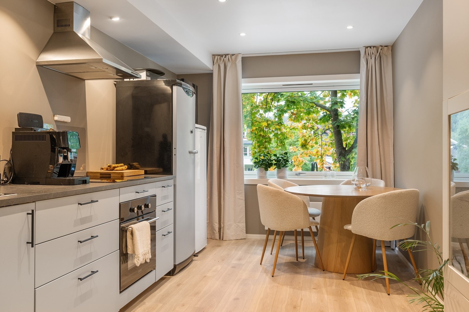 Kjøkkenet har adkomst fra gangen og ligger vegg-i-vegg med stua. Galleribilde