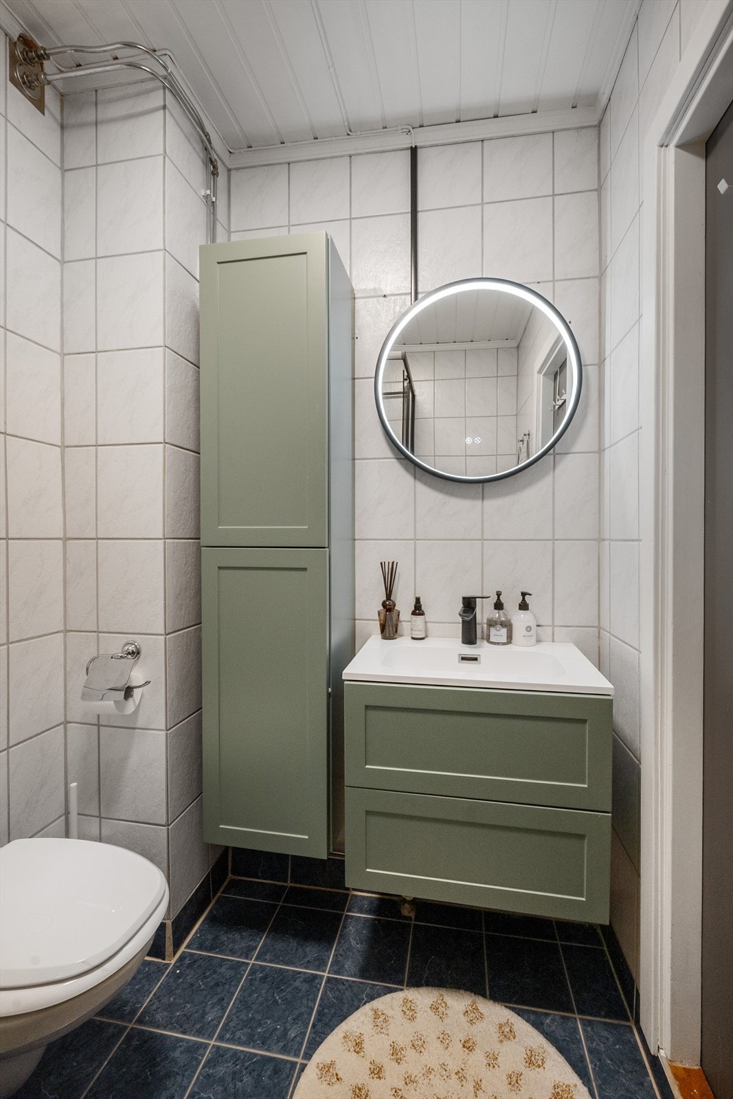 Rommet har pen innredning med malte fronter og dusjkabinett i sort utførelse. Galleribilde