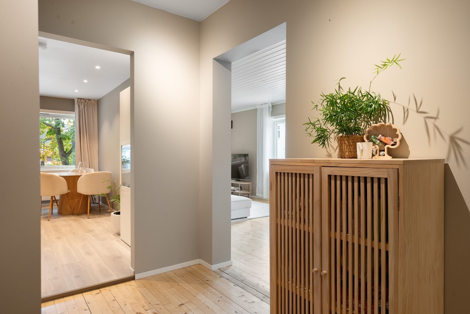 Alle rom i boligen er preget av lyse og tidsriktige farger. Galleribilde