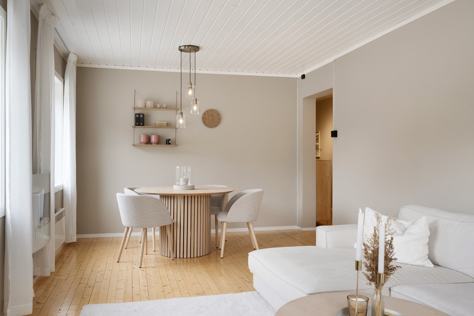 Hyggelig spiseplass ved vinduet. Galleribilde