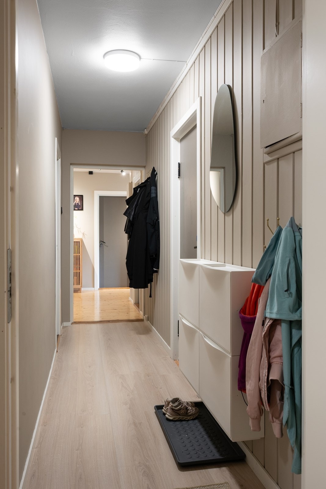 Knagger og skoskap gir smart og praktisk oppbevaring. Galleribilde