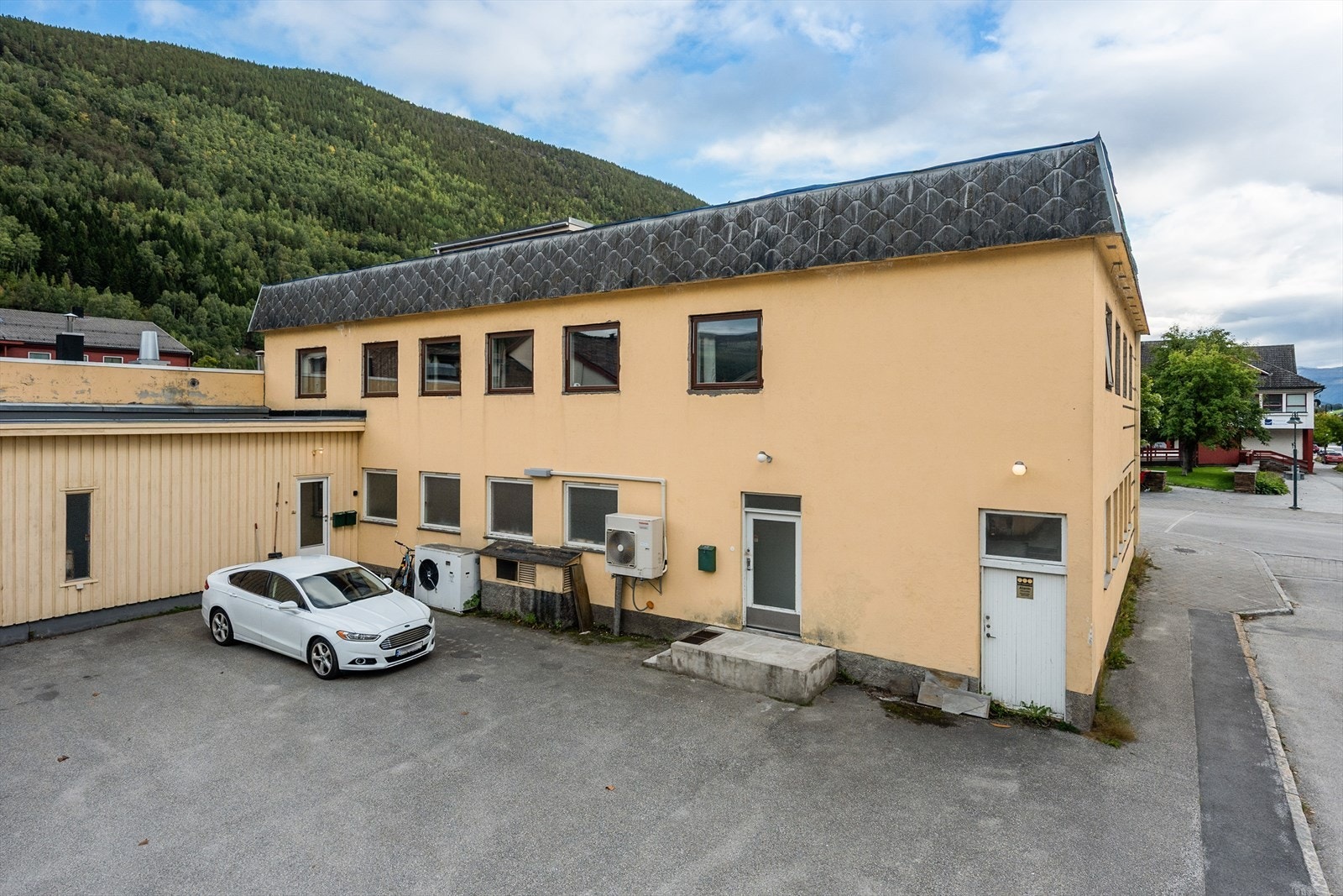 Området rundt bygget er asfaltert. Galleribilde