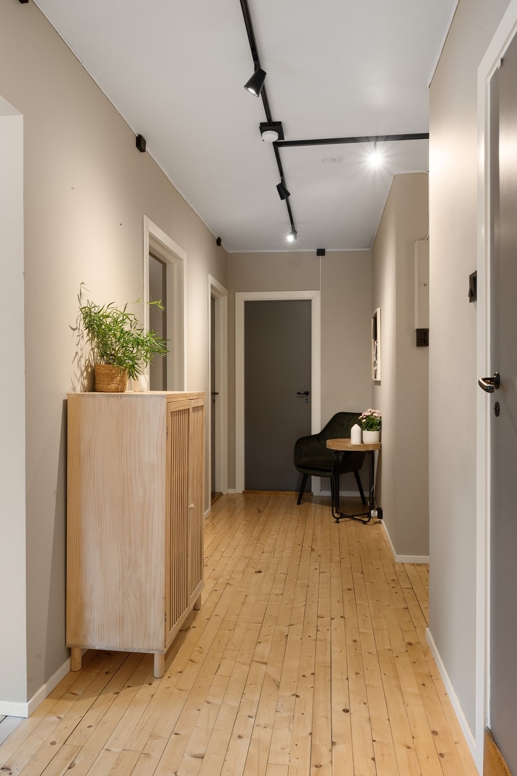 Gangen er lun og innbydende. Galleribilde