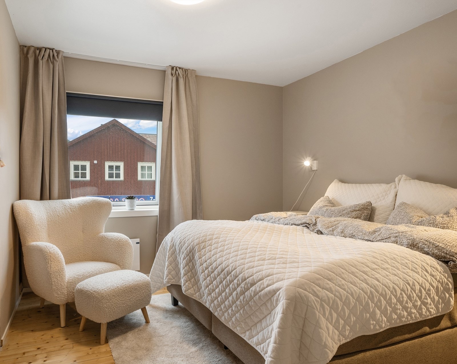 Hovedsoverom - det er fire soverom i boligen. Galleribilde