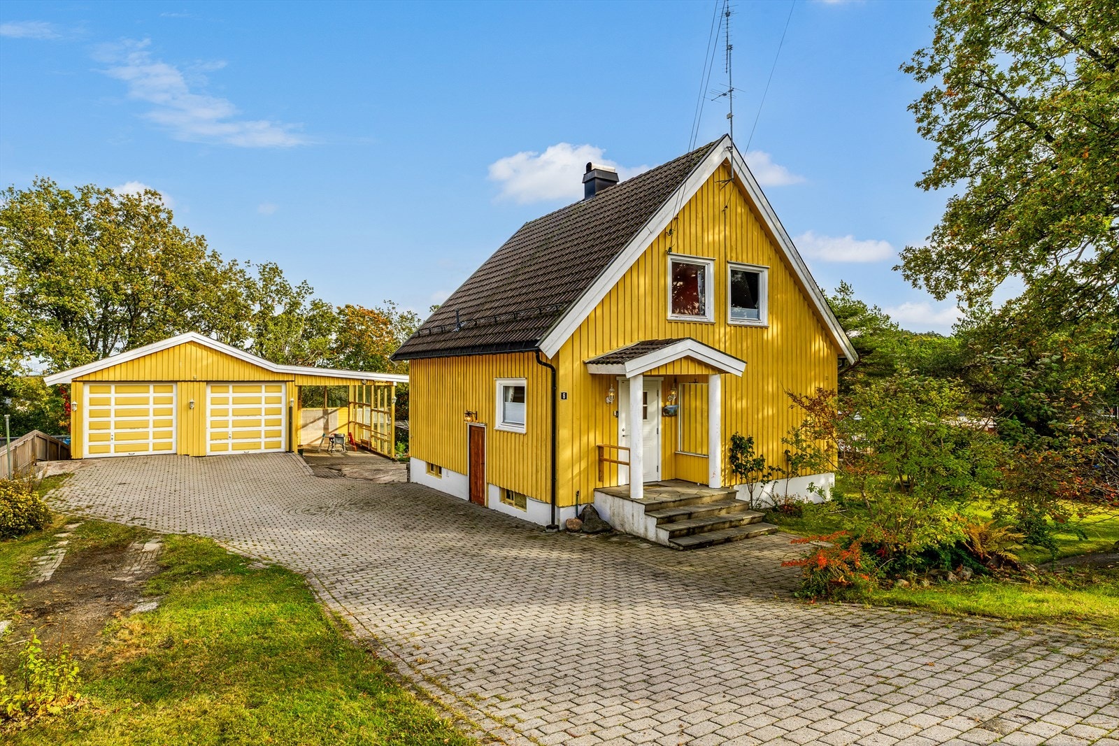 Innkjøring med stor gårdsplass Galleribilde