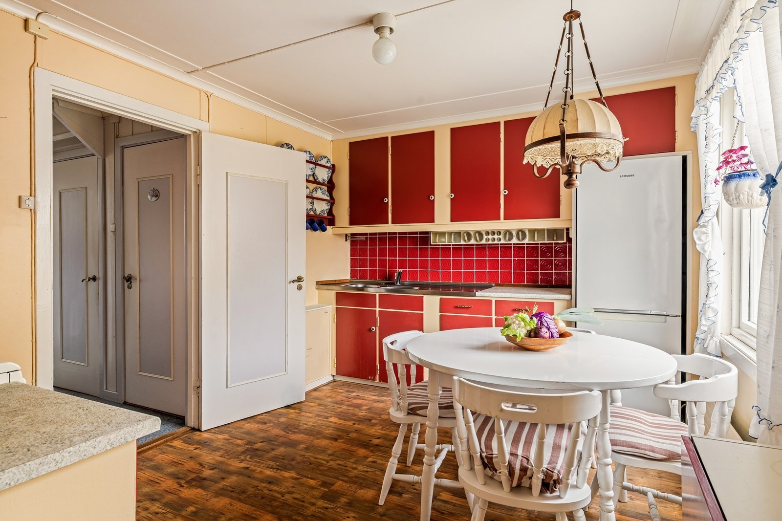 Kjøkken med god plass for spisebord Galleribilde