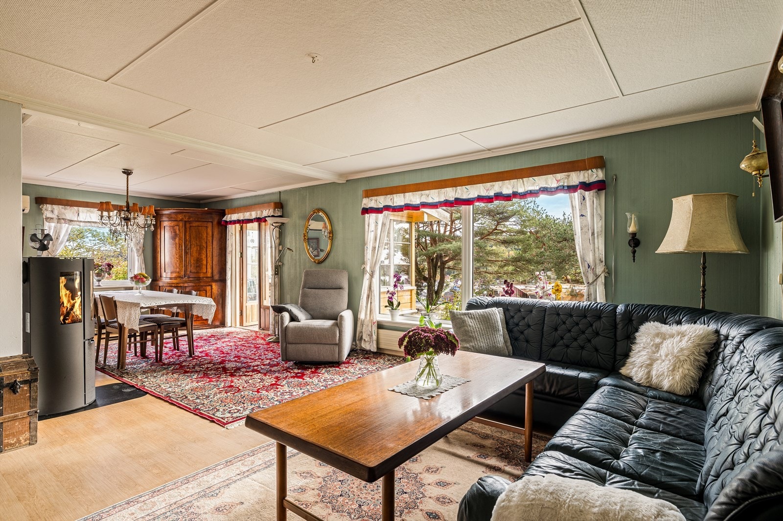 Stor stue med peisovn og utgang til hage Galleribilde