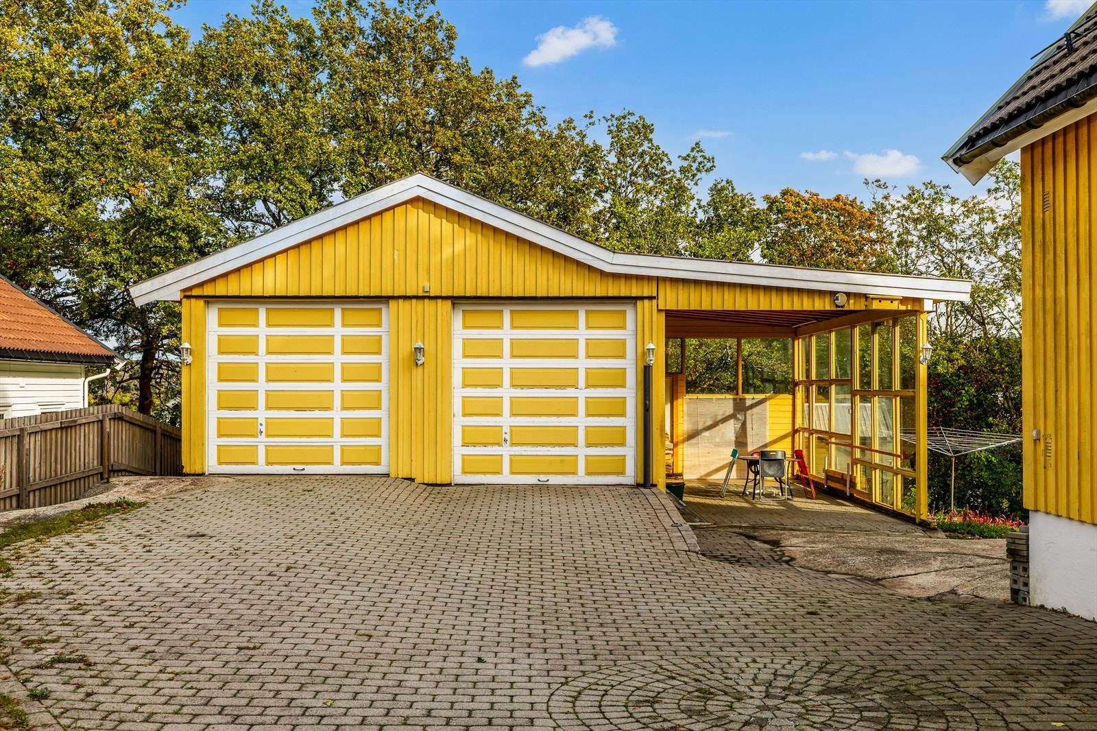 Dobbel garasje med stor carport/hagestue. Galleribilde