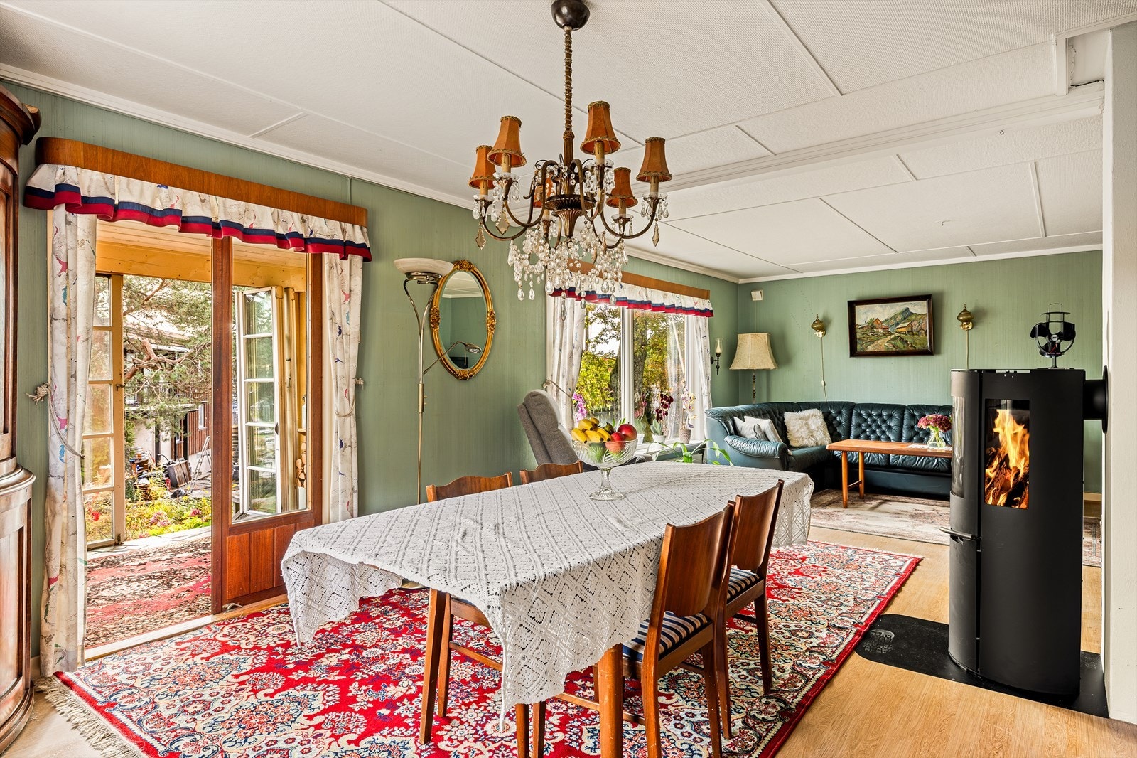 Stor stue med peisovn og utgang til hage Galleribilde