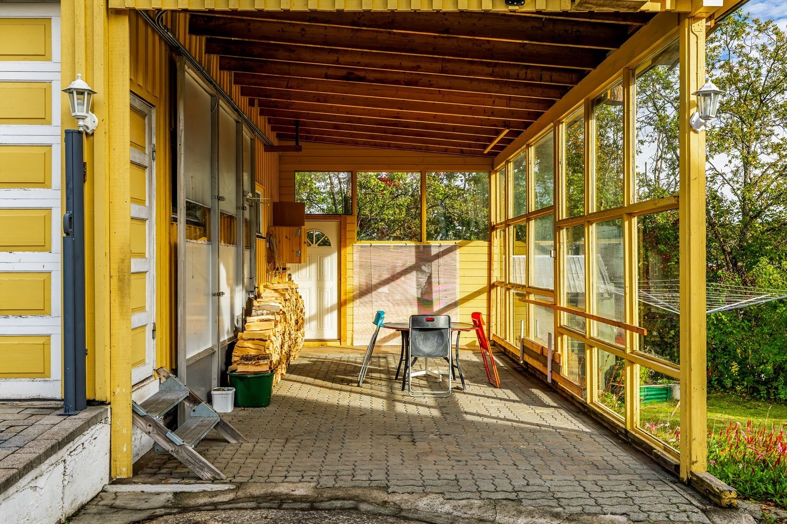 Dobbel garasje med stor carport/hagestue. Galleribilde