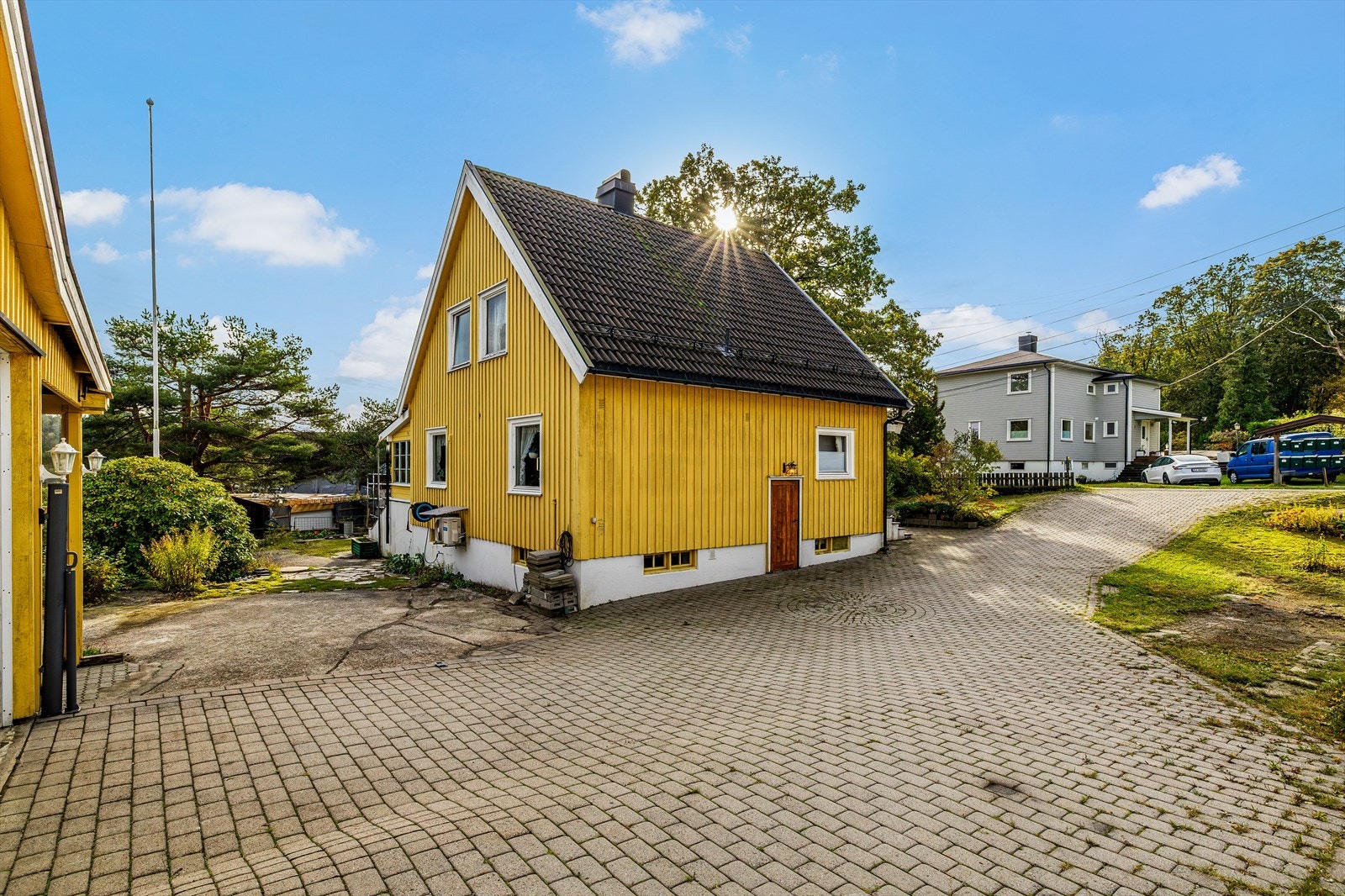 Stor gårdsplass med belgningsstein Galleribilde